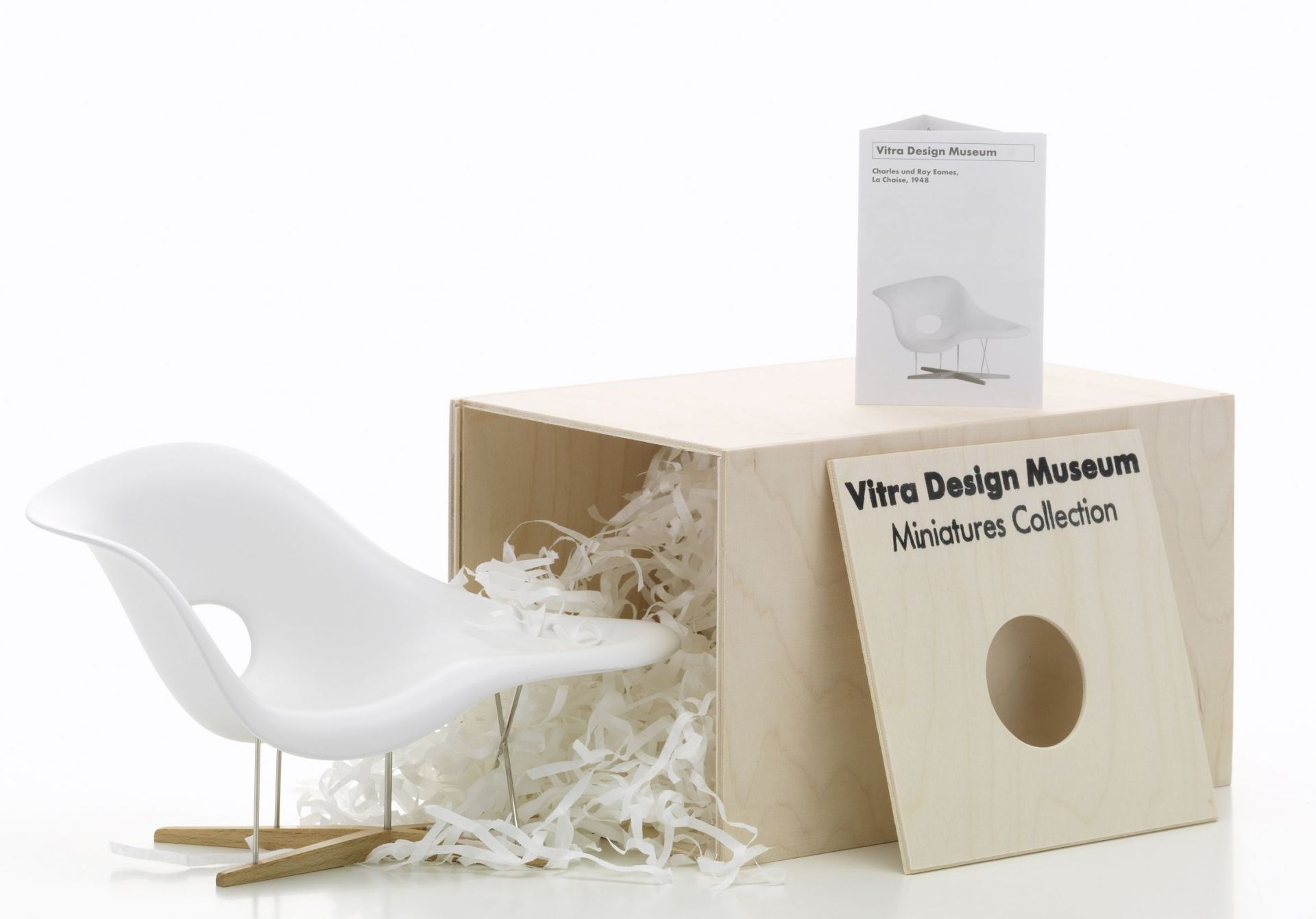 Miniatur der La Chaise Liege von Vitra in weiß, in Holzkiste mit Papierwolle.