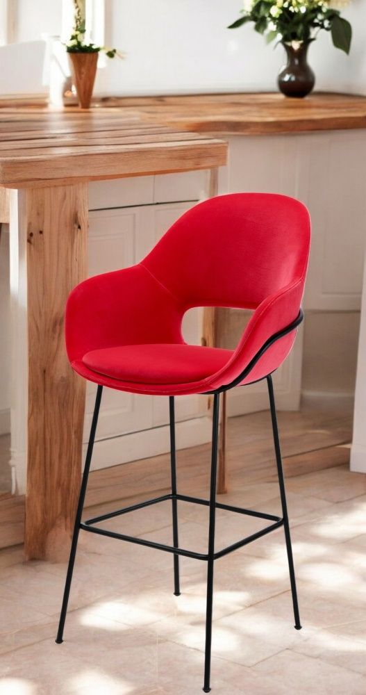 Roter Theia Barhocker mit Armlehne von Freifrau Manufaktur, hoher Hocker mit schwarzem Metallgestell.