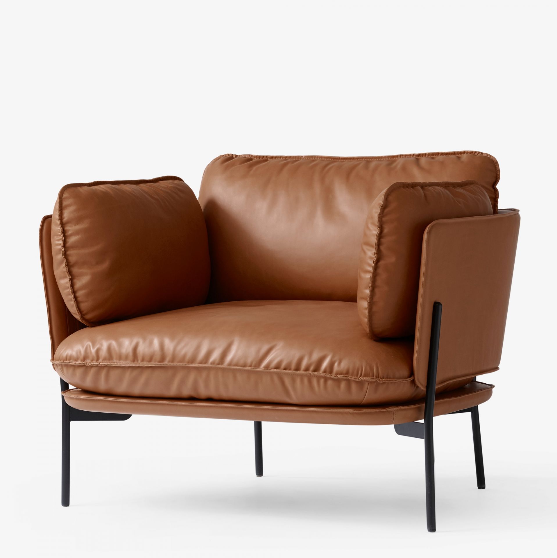 Cloud Sessel LN1 von AndTradition: Brauner Ledersessel mit schwarzen Beinen, moderner Loungesessel für Wohnzimmer.