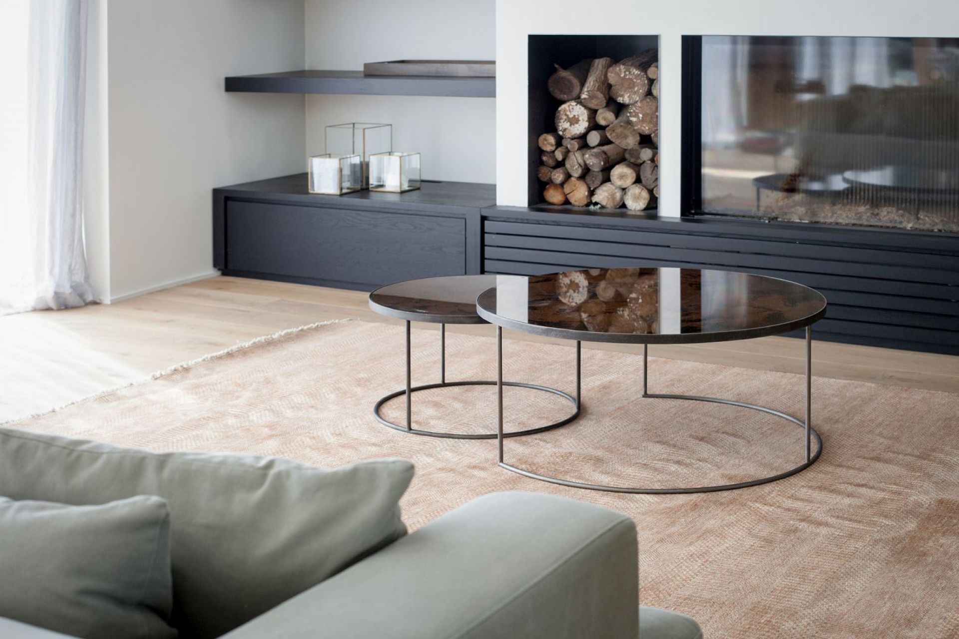 Zwei runde Couchtische im Wohnzimmer. Nesting Couchtisch Set von Ethnicraft in Bronze.