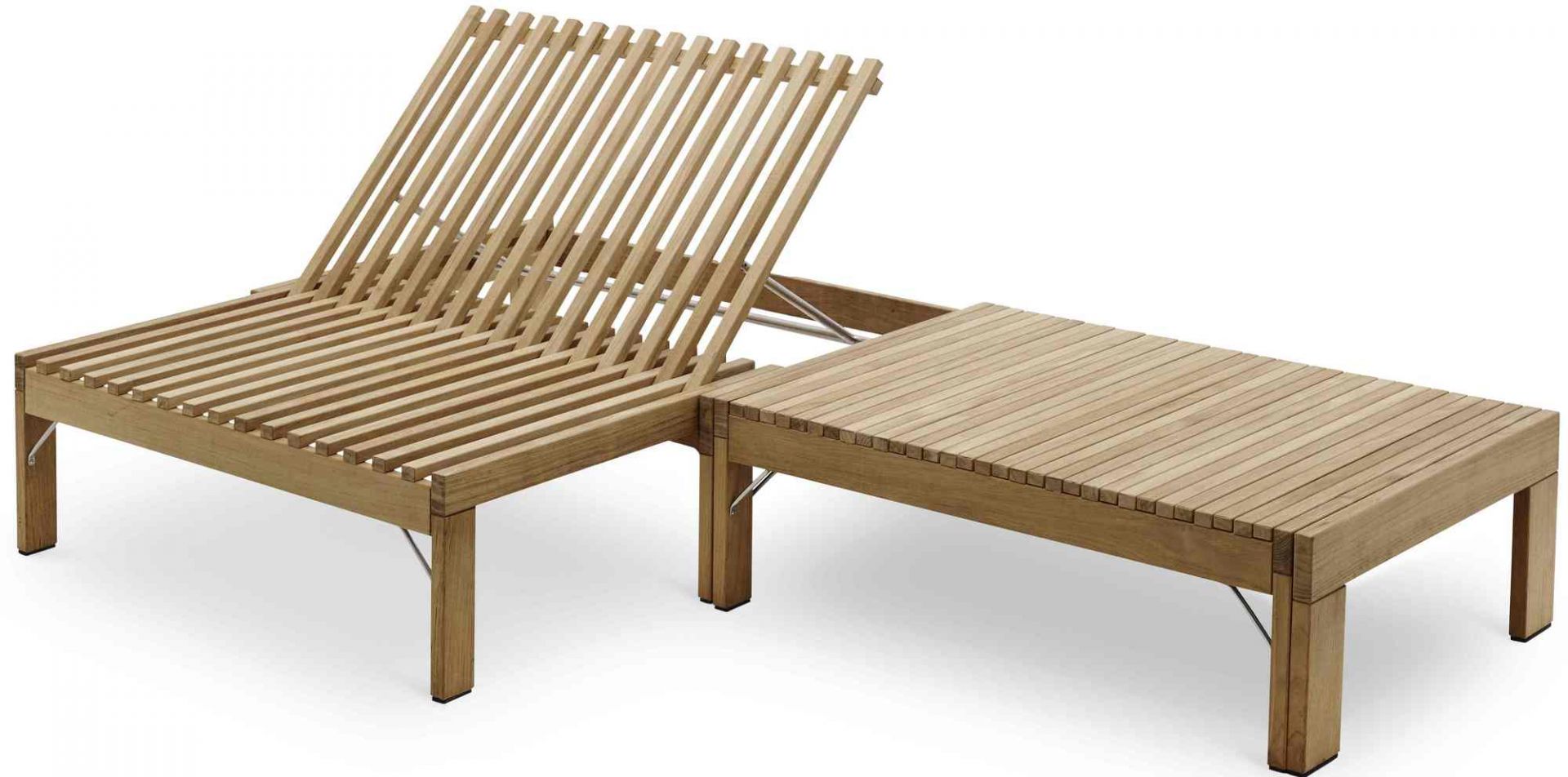 Riviera Lounge Teak Gartenliege von Skagerak by Fritz Hansen, ohne Kissen, mit Beistelltisch.