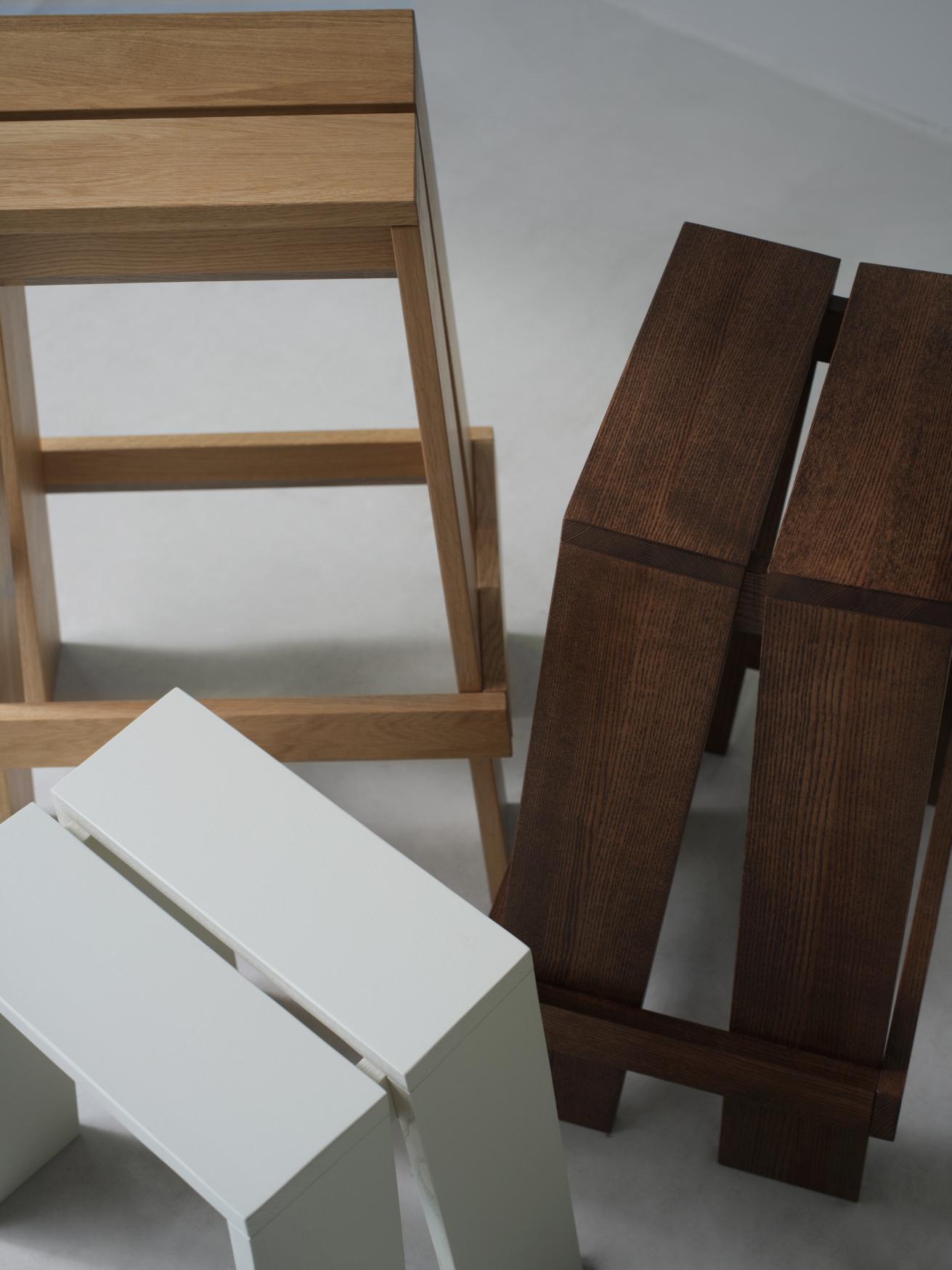 Drei Let Barstool Barhocker von Normann Copenhagen in Weiß, Eiche und Dunkelbraun. Holz Barhocker.