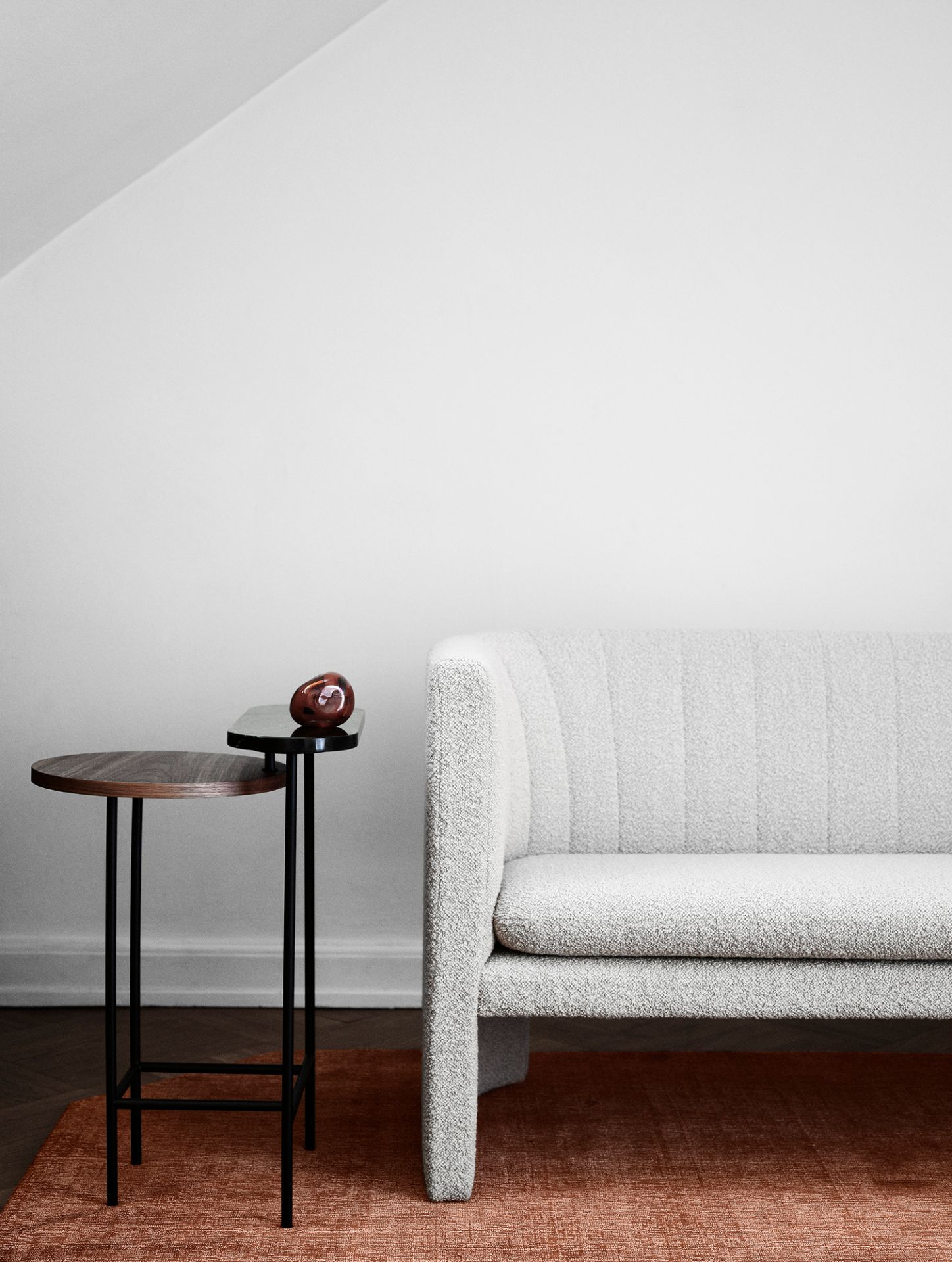 AndTradition Loafer Sofa: Elegantes, hellgraues 2-Sitzer Sofa mit Bouclé-Bezug und kleinem Beistelltisch.