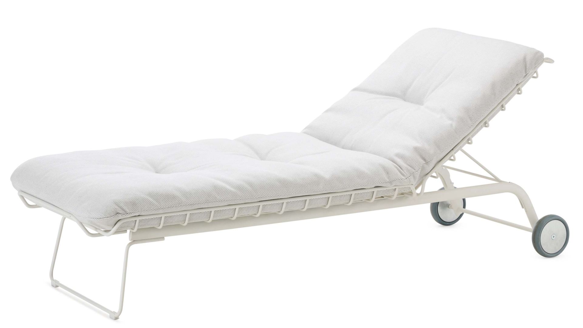 Weiße Leyasol Sonnenliege von Freifrau Manufaktur für Indoor und Outdoor mit Rädern.