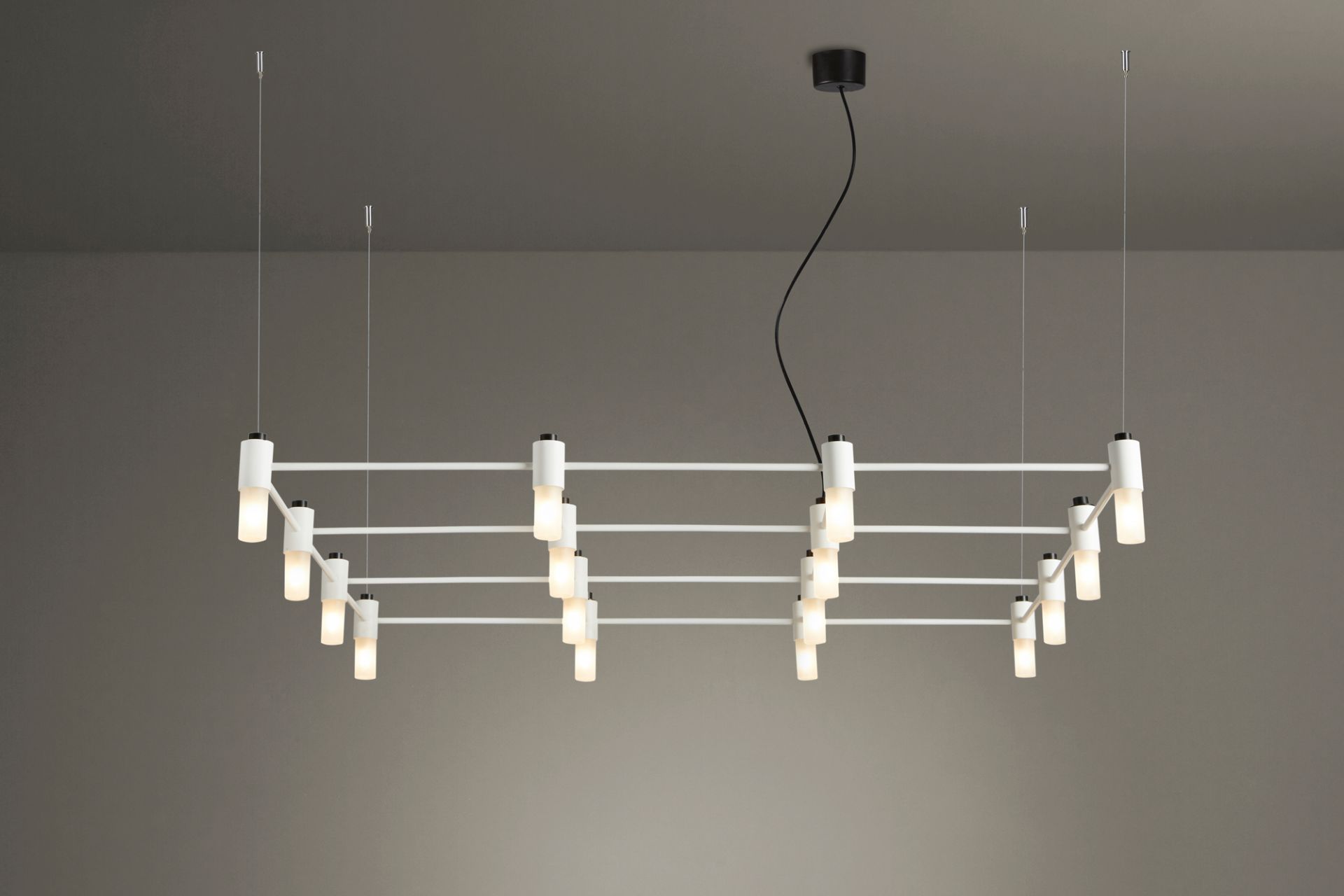 Weiße Quadrante Pendelleuchte mit 16 Leuchten, moderne Deckenleuchte für Wohnzimmer und Esszimmer.