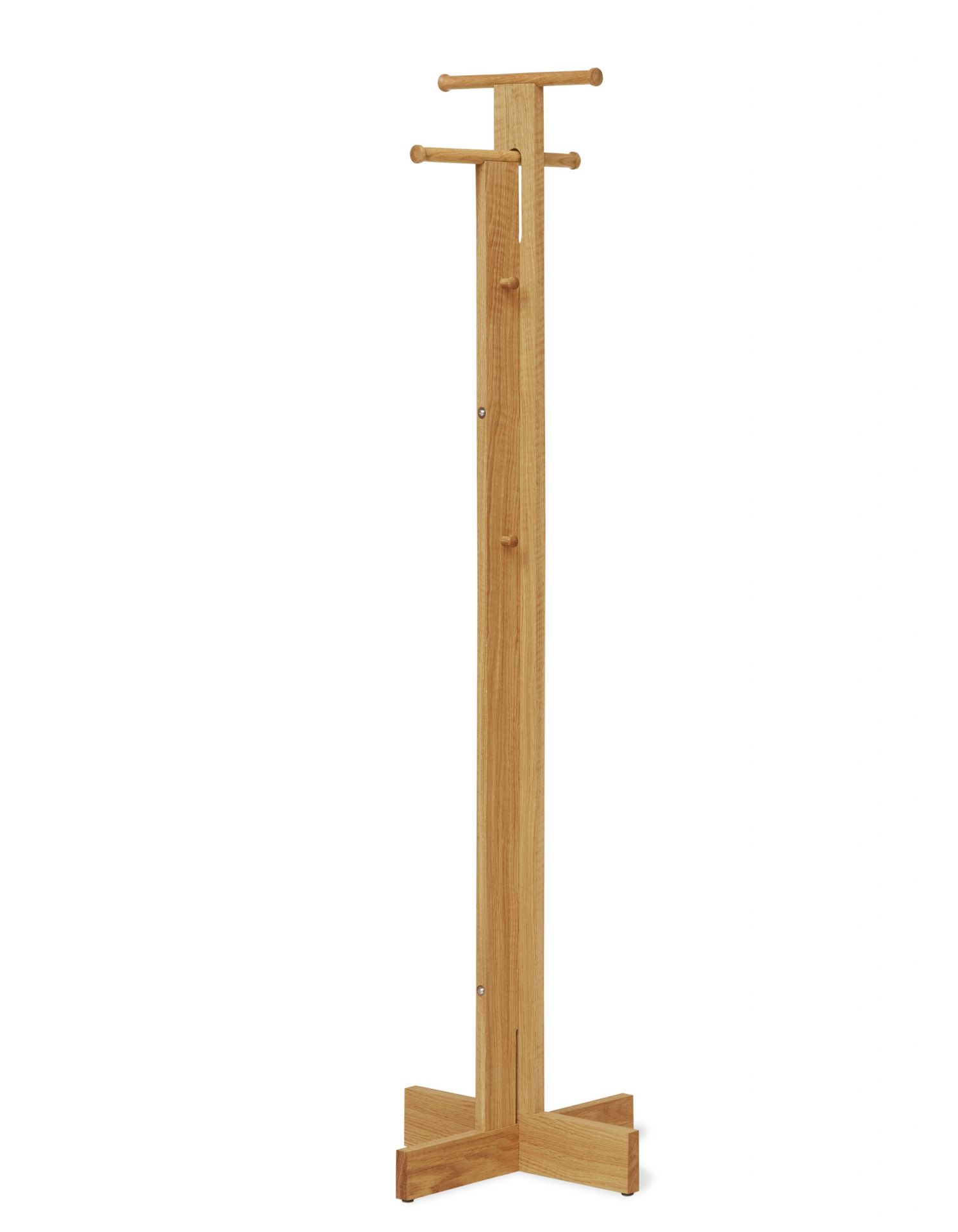 Foyer Garderobenständer von Form & Refine aus hellem Holz mit Haken und stabilem Fuß.