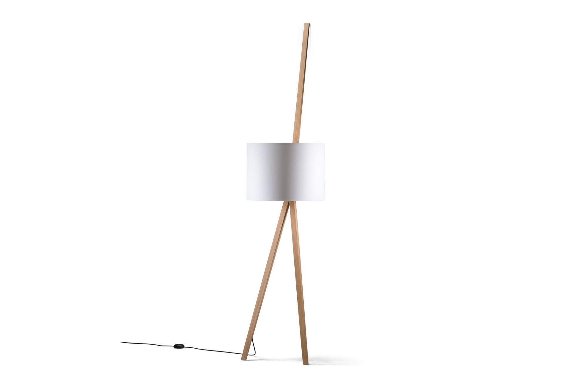 Luca Lean Anlehnleuchte von Maigrau: Stehleuchte aus Eiche mit weißem Lampenschirm für Wohnzimmer.