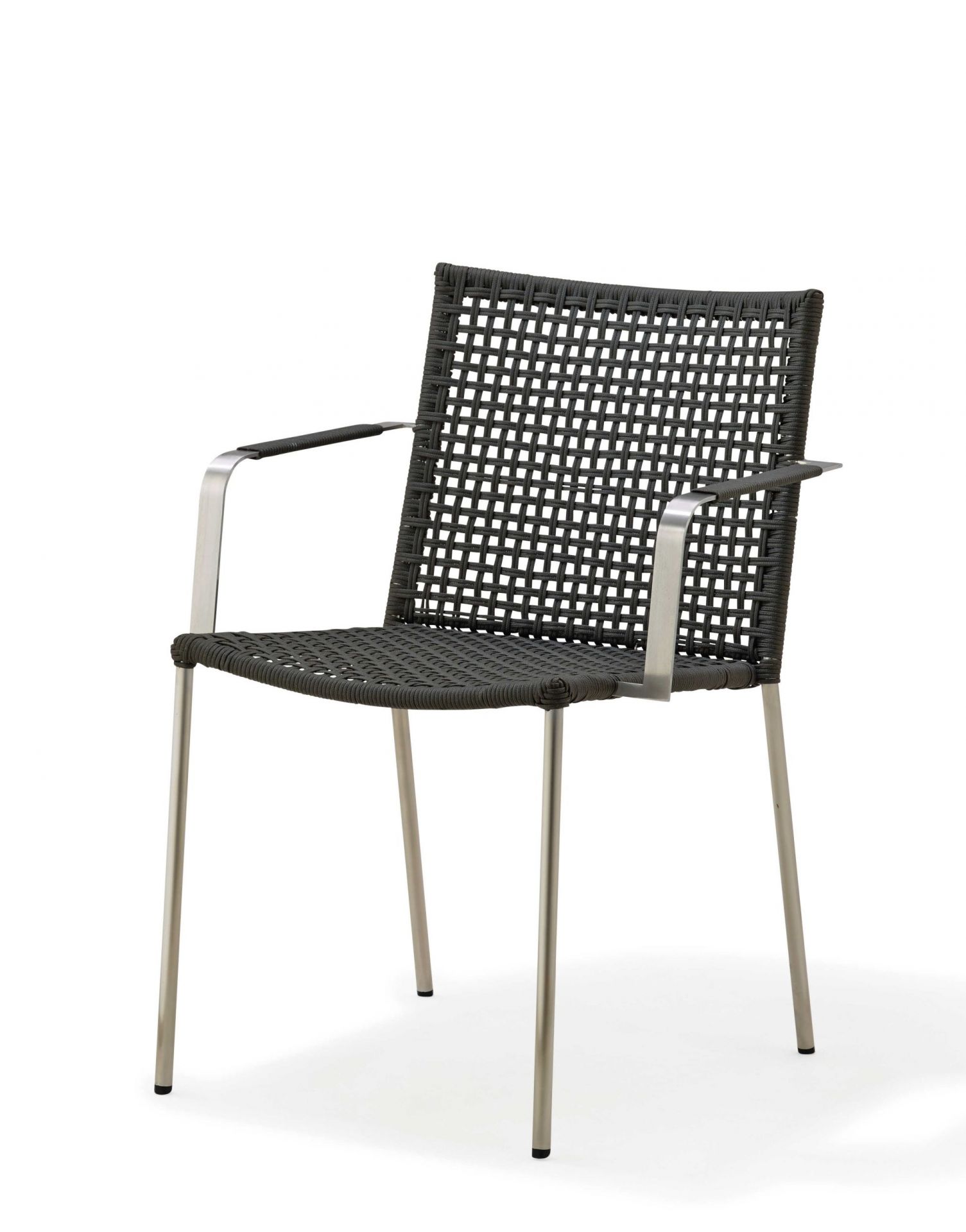 Schwarzer Cane-Line Straw Armlehnstuhl für den Außenbereich mit geflochtenem Sitz und Armlehnen.