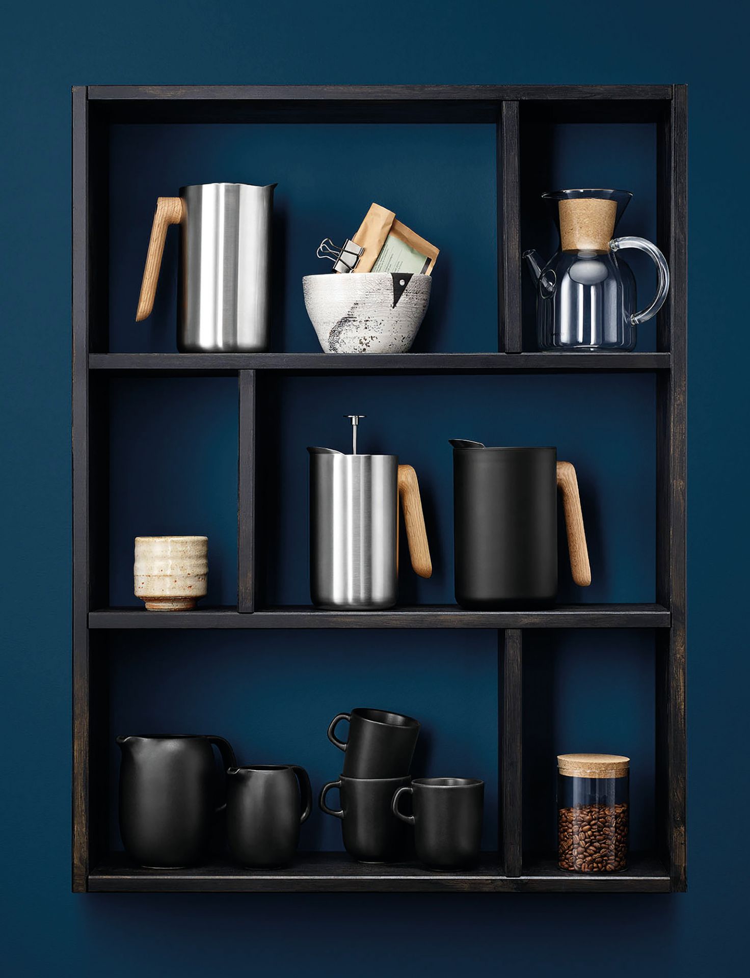 Regal mit Nordic Kitchen Kannen, Kaffeebereiter und Tassen. Eva Solo Kanne aus Edelstahl und Holzgriff.