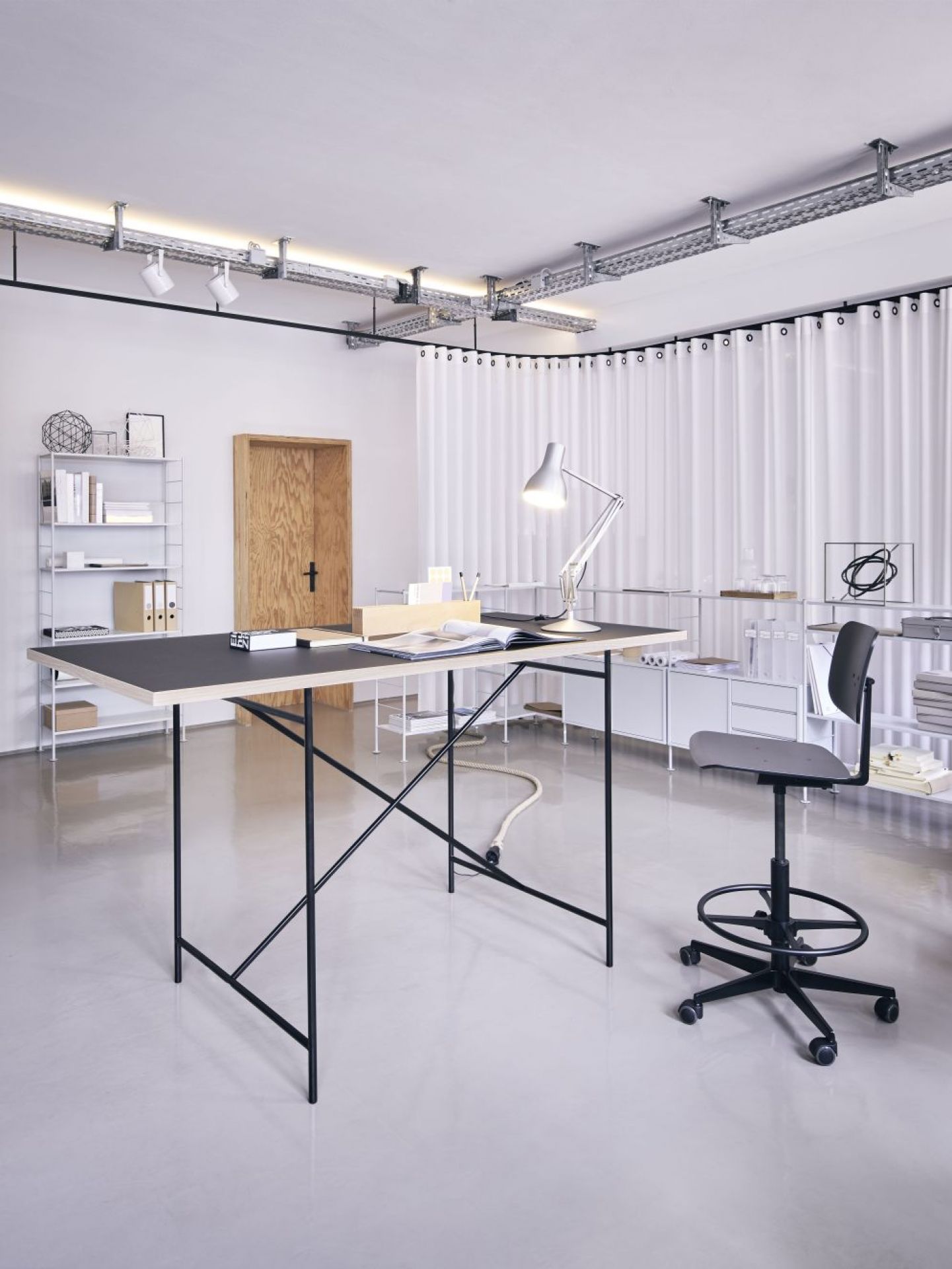 Moderner Milla Stehtisch 1100 von Richard Lampert, 180x90 cm, mit schwarzem Gestell und Arbeitsfläche.