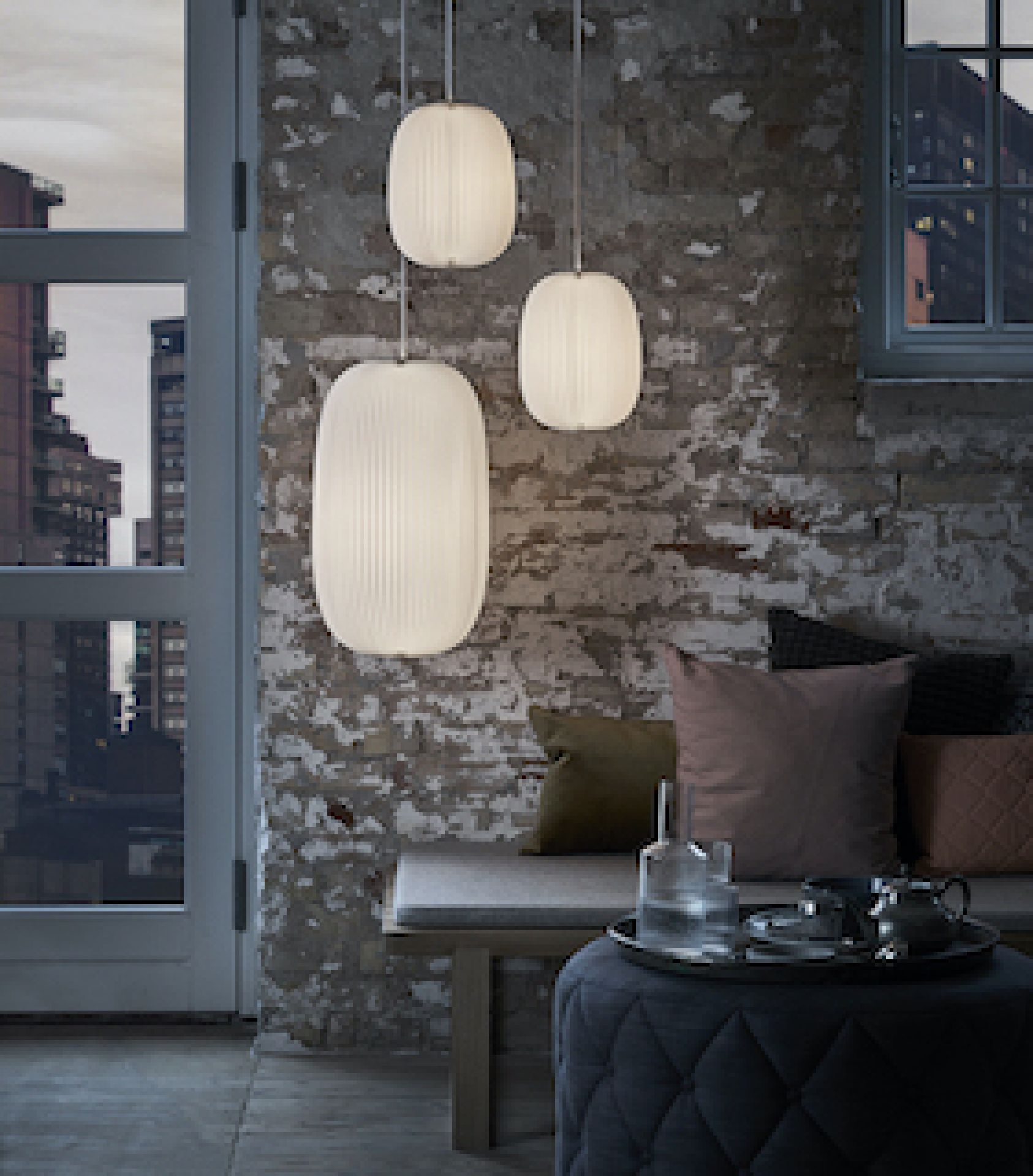 Lamella Pendelleuchten: Drei weiße, ovale Hängelampen von Le Klint mit plissiertem Lampenschirm.