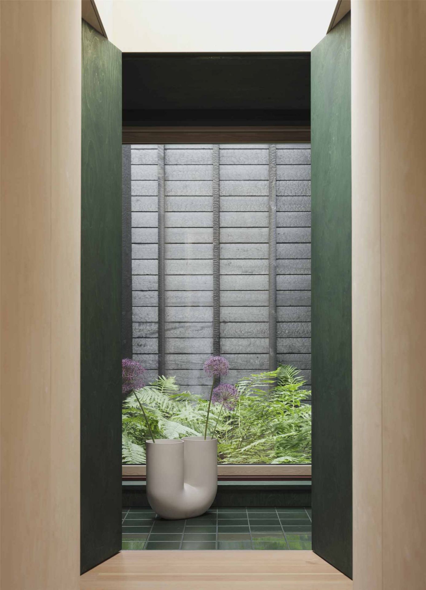 Muuto Kink Vase Sand, 39 cm hoch, mit Blumen vor einem Fenster. Moderne Design Vase.