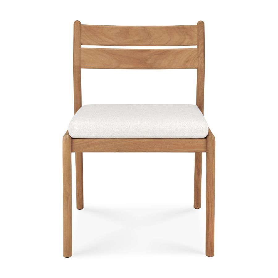 Jack Outdoor Stuhl von Ethnicraft: Holzstuhl mit weißem Sitzkissen, ideal für Garten und Terrasse.