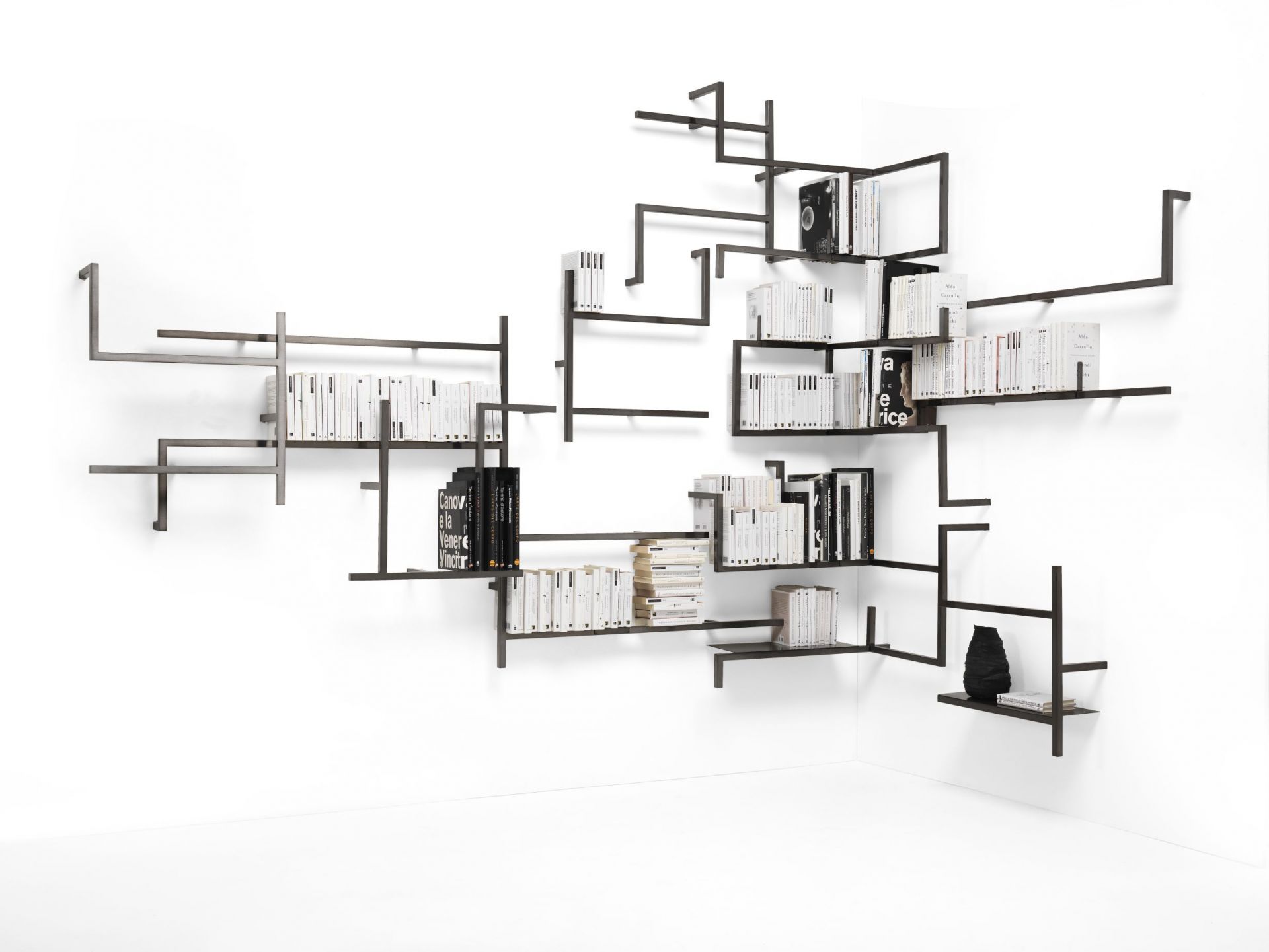 Antologia Regalbrett von Mogg, modernes Wandregal aus Metall mit Büchern und Dekoration.