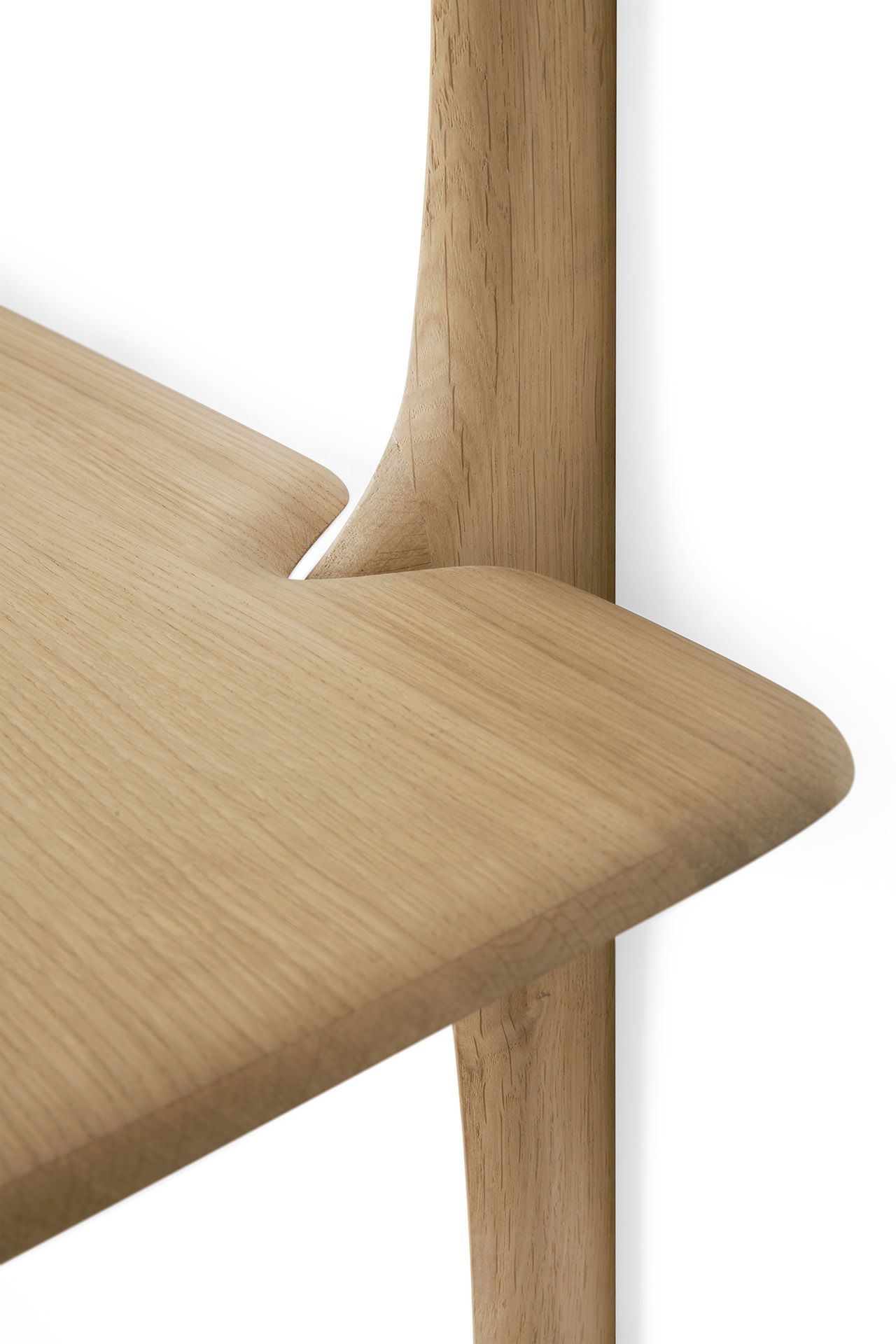 Detailaufnahme des Ethnicraft PI Wall Shelf Wandregals aus hellem Eichenholz. Modernes Design für stilvolle Wanddekoration.