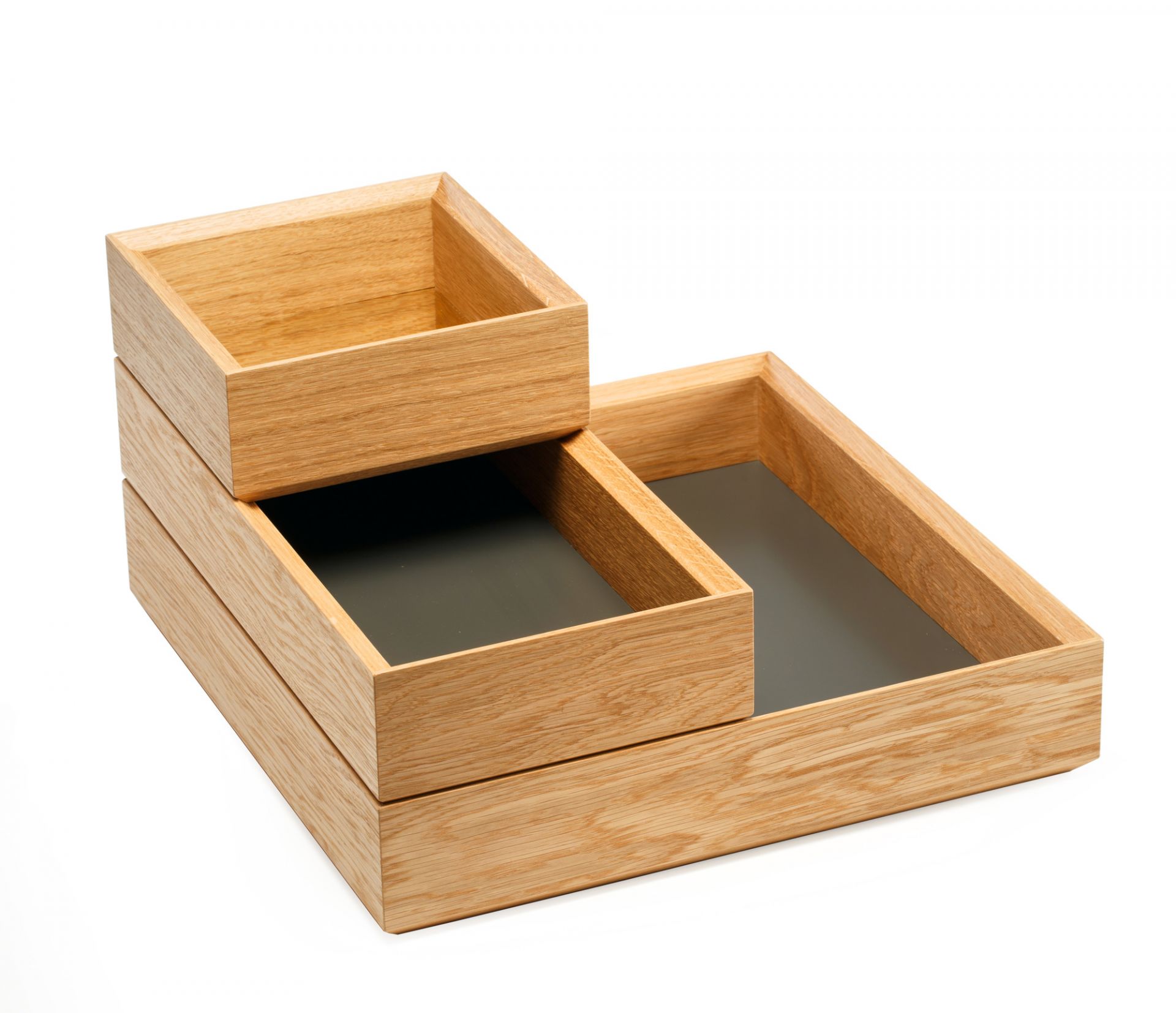 Tidy Tablett 3er-Set Favius aus hellem Holz mit grauen Einsätzen, gestapelt für Ordnung und Aufbewahrung.