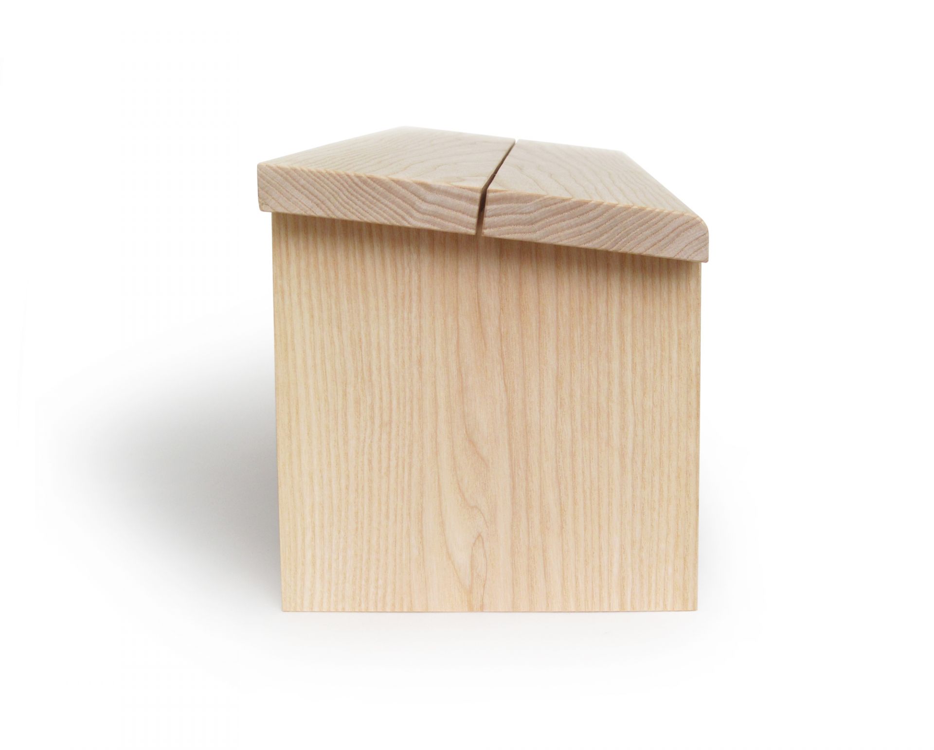 Meditationsbank aus hellem Holz, Side-by-Side Design für bequemes Sitzen bei der Meditation.