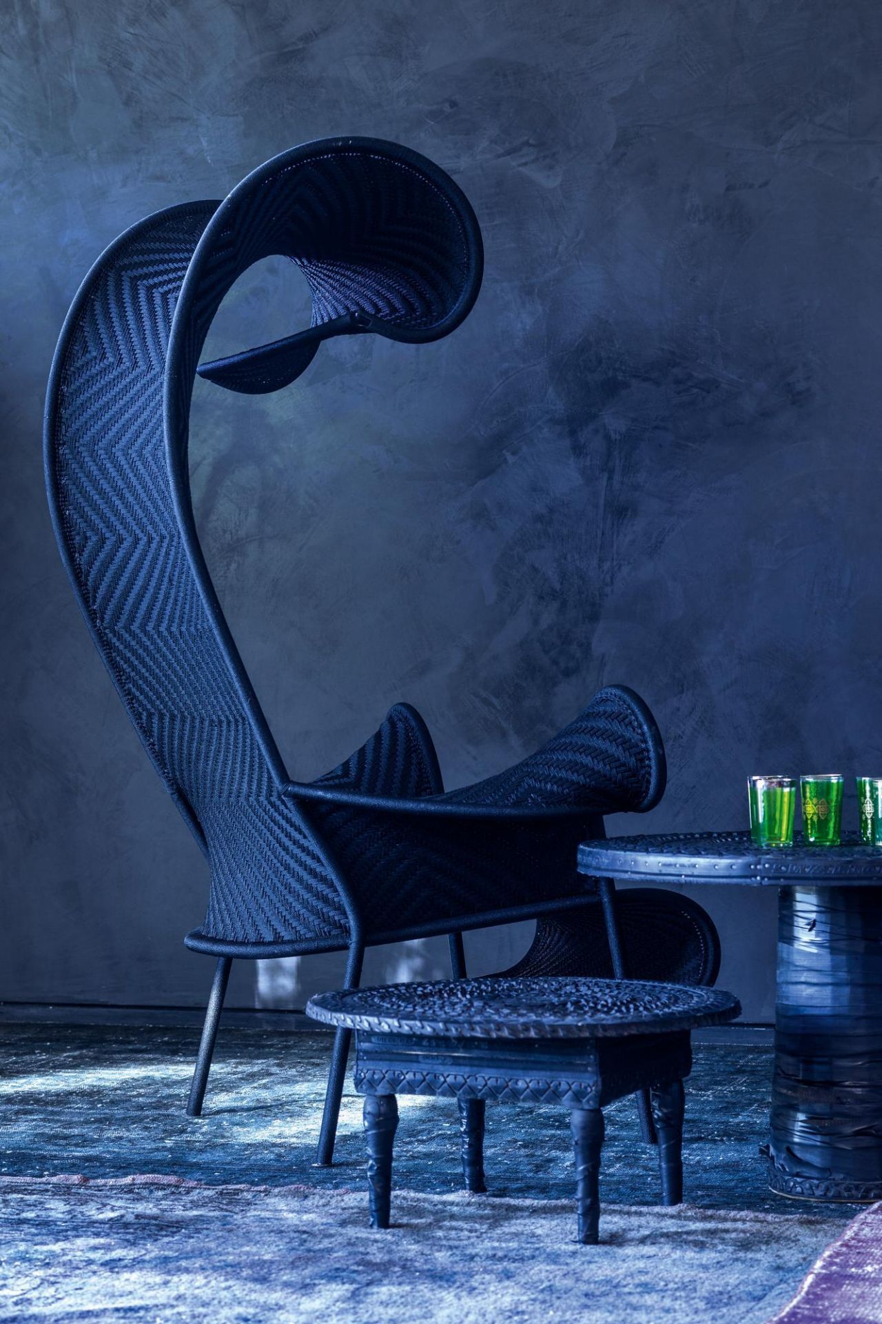 Blauer Shadowy Sessel von Moroso M' Afrique Collection, extravagantes Designmöbel für Wohnzimmer und Lounge.