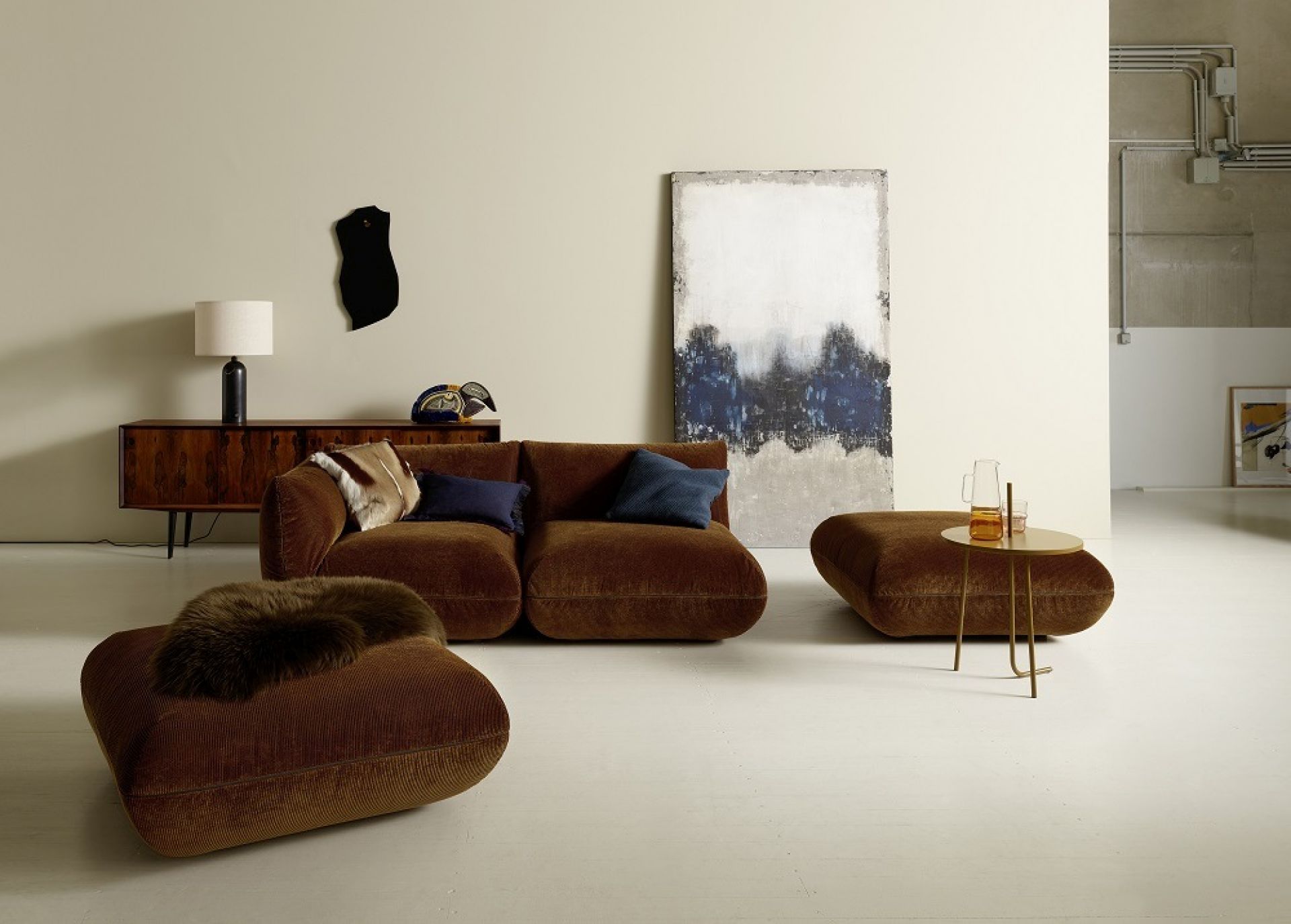 Jalis Sofa in Cord Bernstein: Gemütliches, modulares Sofa mit passendem Hocker und Beistelltisch.