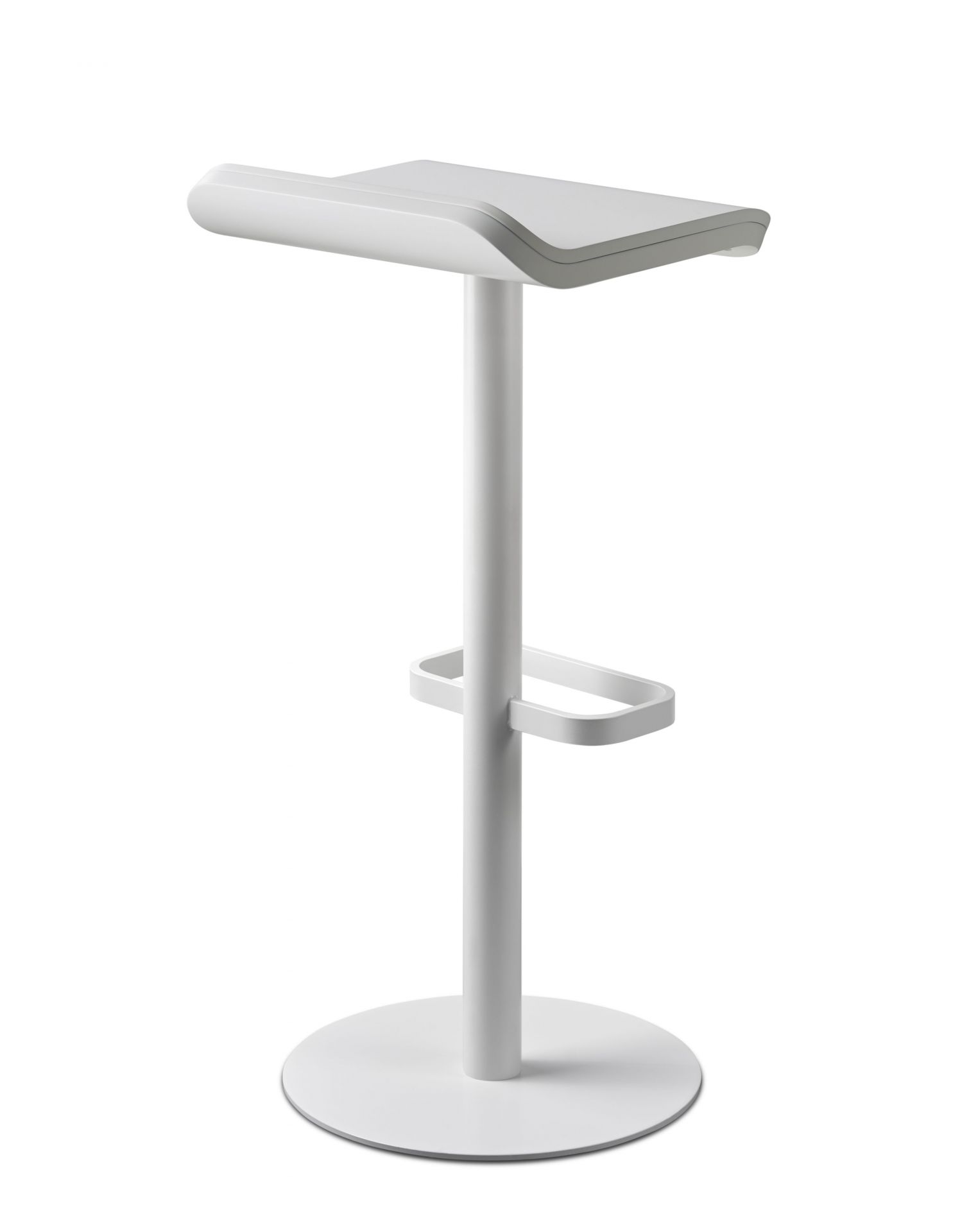 Weißer ED Barhocker von Moree: Moderner, statischer Hocker mit Fußstütze und runder Basis.