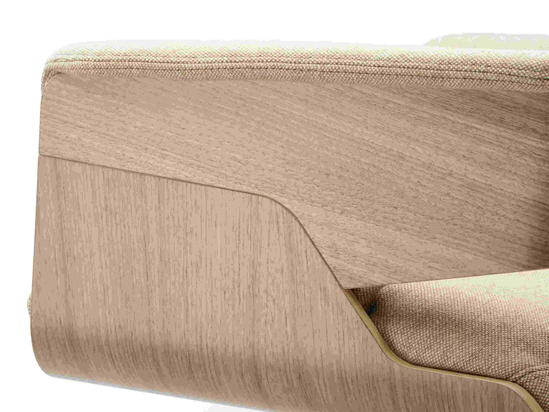 Detailaufnahme des Thonet S 847 PVD Drehsessels mit hellem Holz und beigem Stoffbezug.