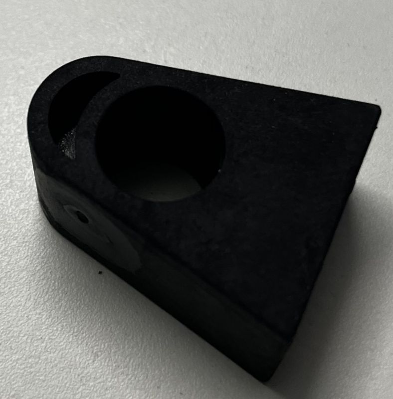 Schwarzer Gummipuffer / Abstandshalter für Fritz Hansen Siebener Stuhl 3107, Ersatzteil für Möbel.