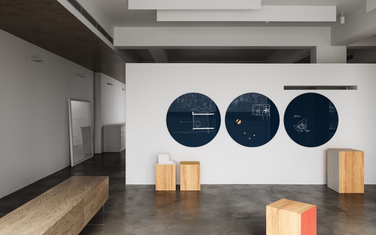 Drei blaue Chat Board Orbit Glastafeln mit Skizzen an einer weißen Wand.