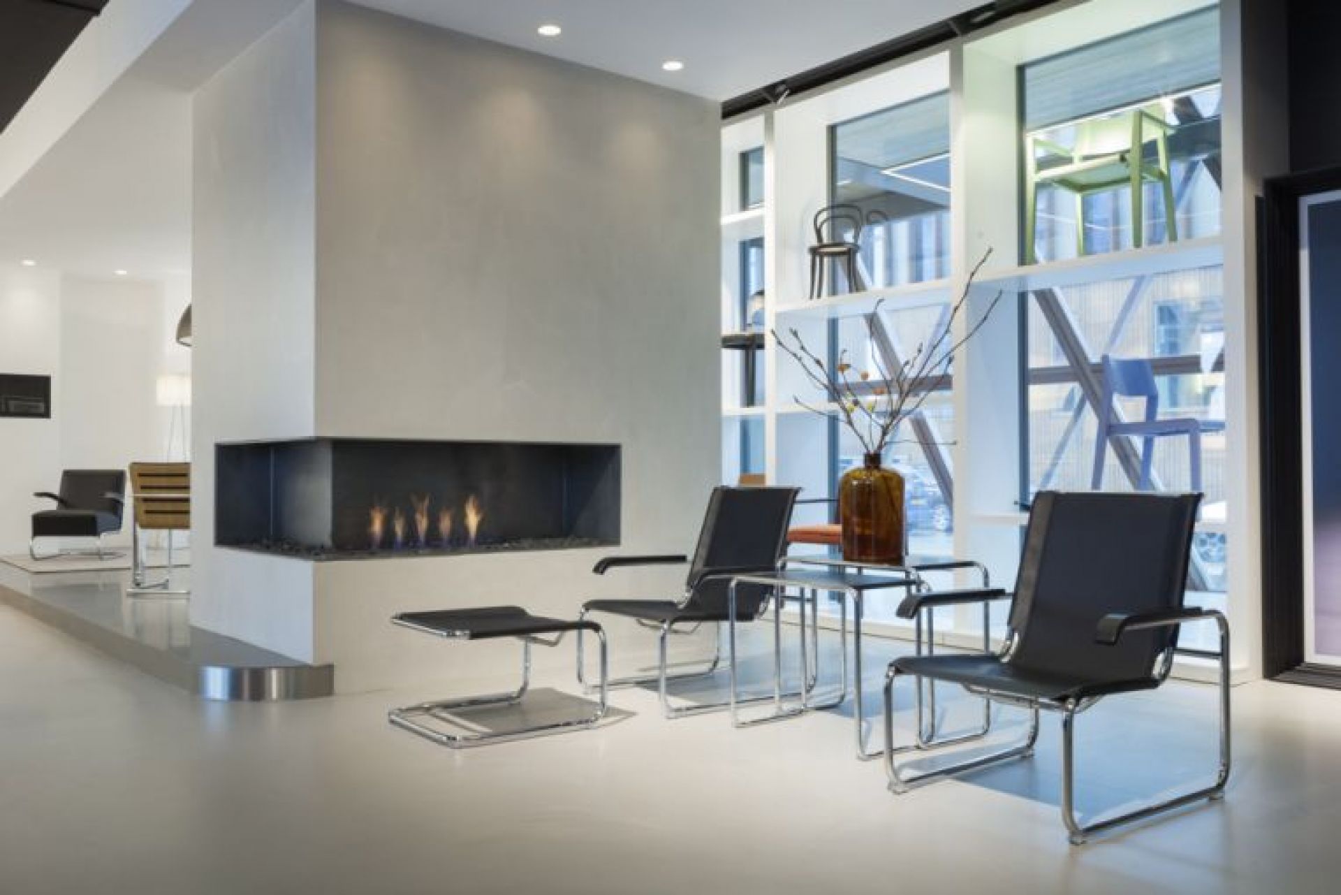 Moderner Sessel: Thonet S 35 L Freischwinger mit schwarzem Leder und Stahlrohrgestell im Wohnzimmer.