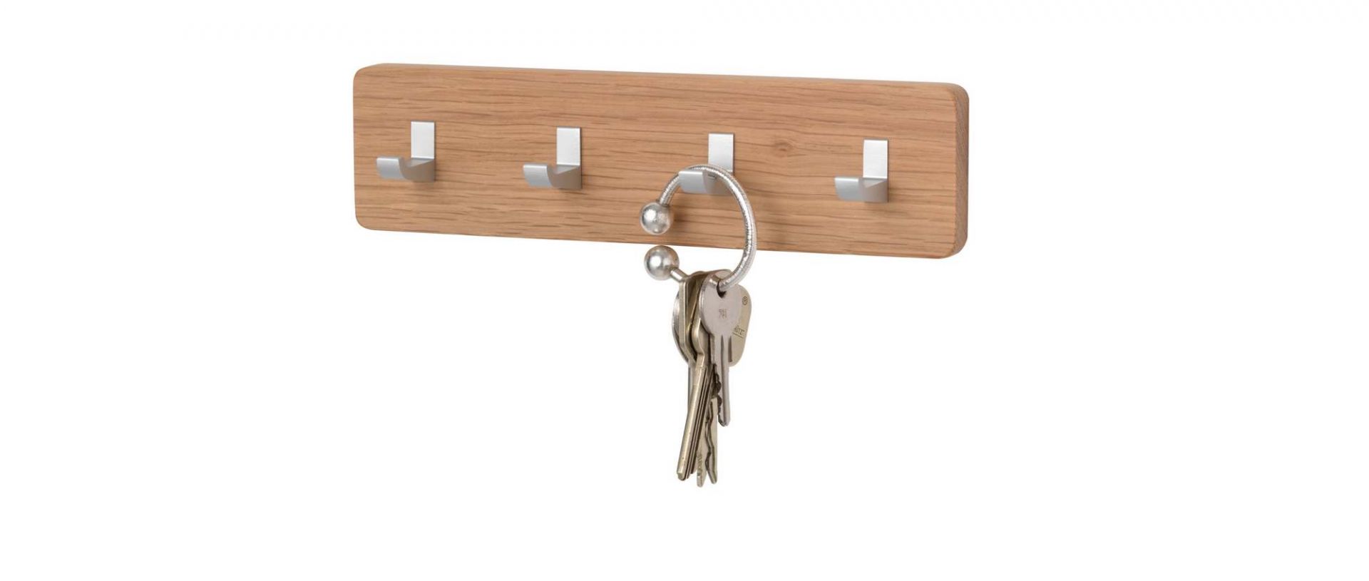 Schönbuch Key Bar Schlüsselhakenleiste aus Holz mit Schlüsselbund an einem der vier Haken.