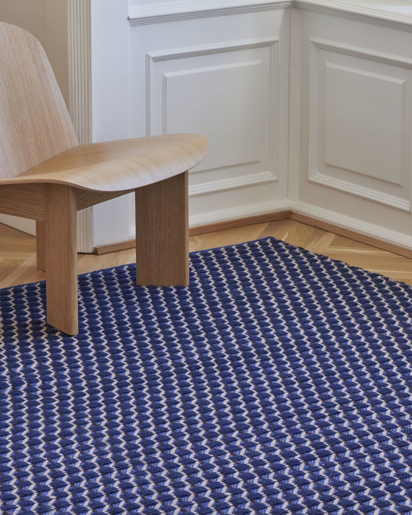 Channel Rug Blue-white Teppich Hay