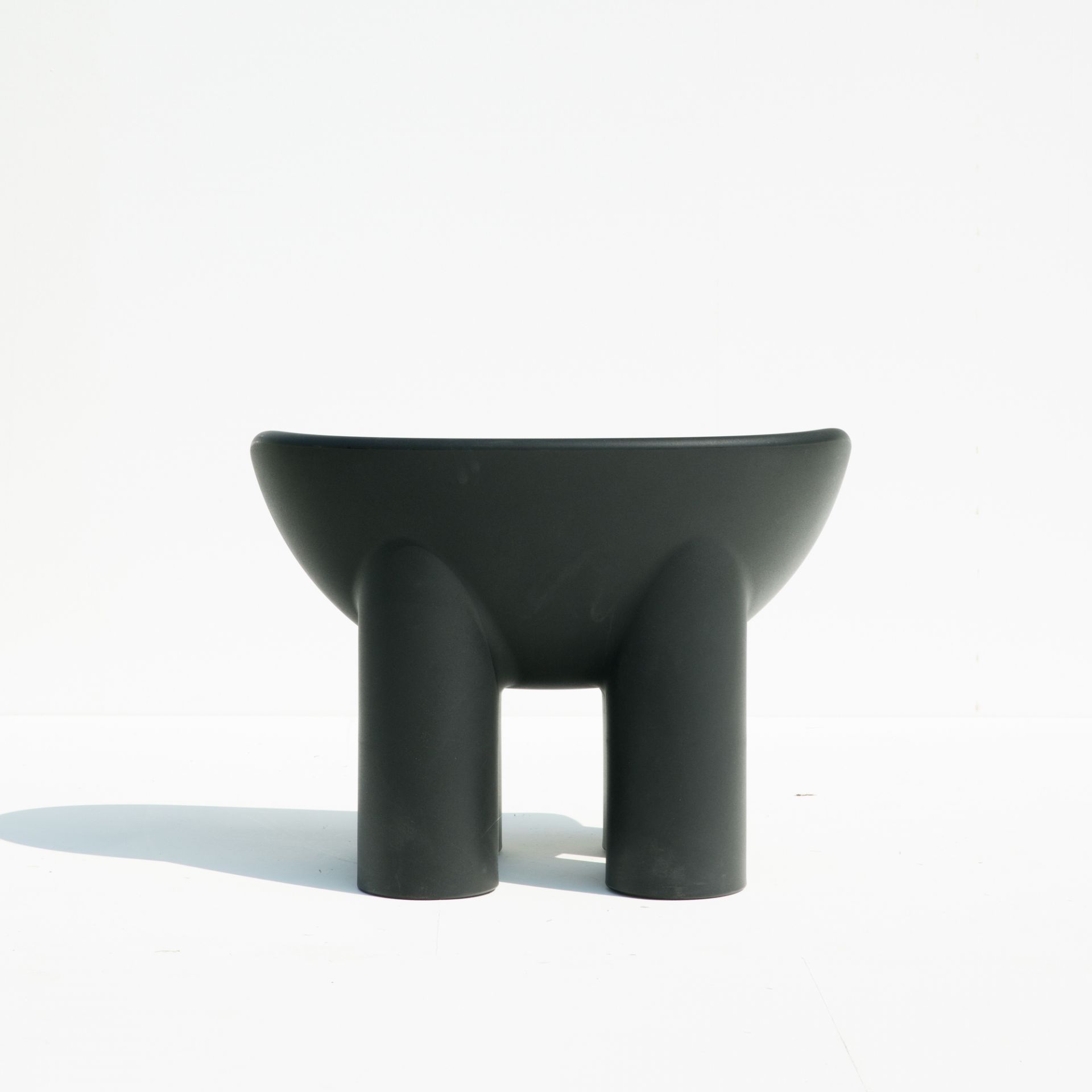 Schwarzer Roly Poly Sessel von Driade, ein moderner Designstuhl mit skulpturaler Form.