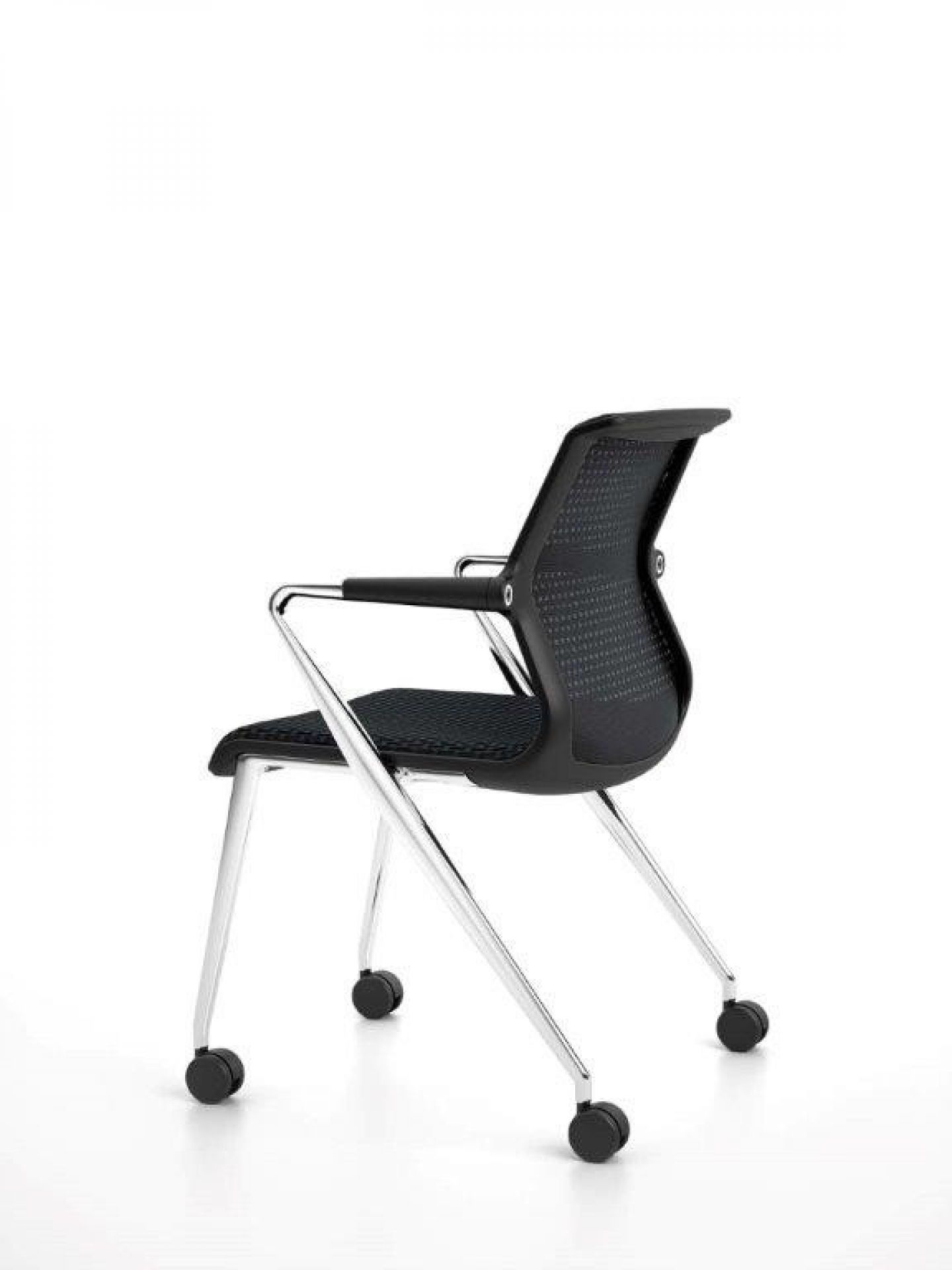 Vitra Unix Chair: Schwarzer Vierbeinstuhl mit Armlehnen und Rollen, ideal für Büro und Konferenz.