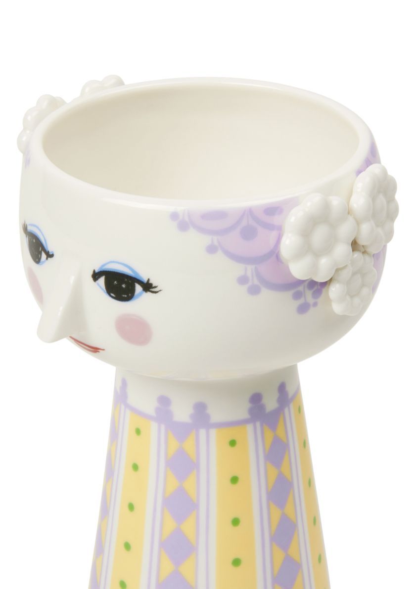 Detailaufnahme der Eva Vase H15cm Lavendel, einer dekorativen Blumenvase mit Gesicht und Blumenapplikationen.