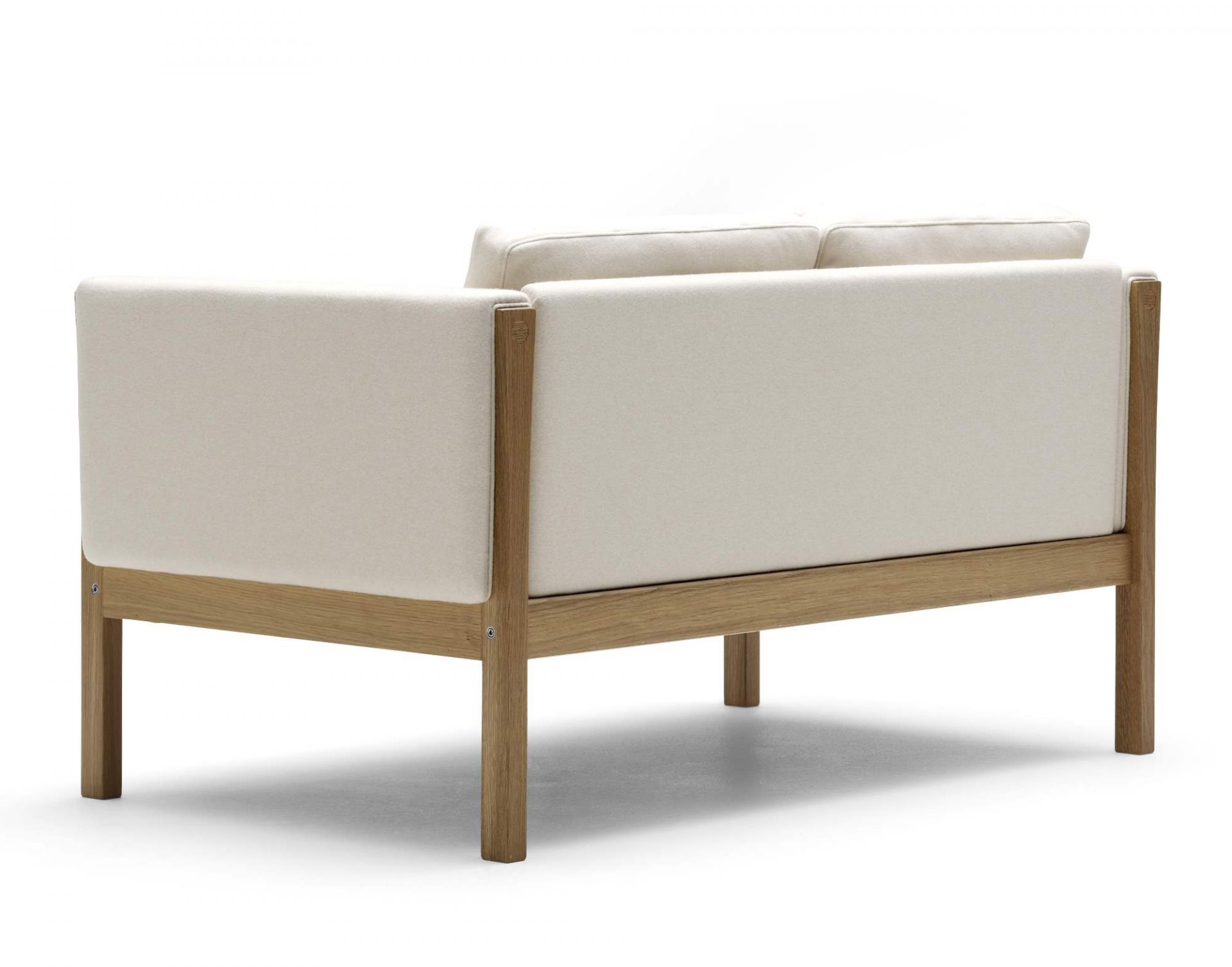 Rückansicht des CH162 Sofas von Carl Hansen & Søn: Zweisitzer mit hellem Holzrahmen und cremefarbenem Stoffbezug.
