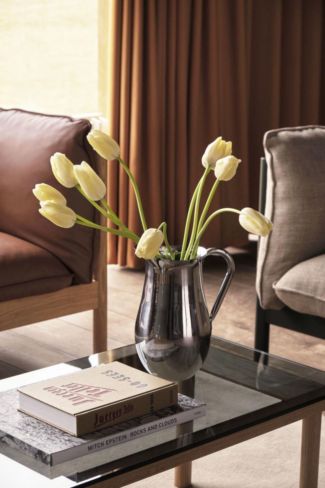 Kofi Couchtisch von Hay, 140x50 cm, mit Tulpen in silberner Kanne und Büchern.