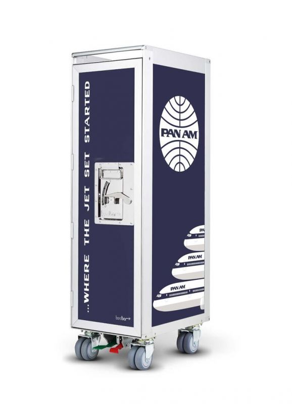 Pan Am Flugzeugtrolley Bordbar mit Rollen, blauem Design und ikonischem Logo für stilvolle Aufbewahrung.