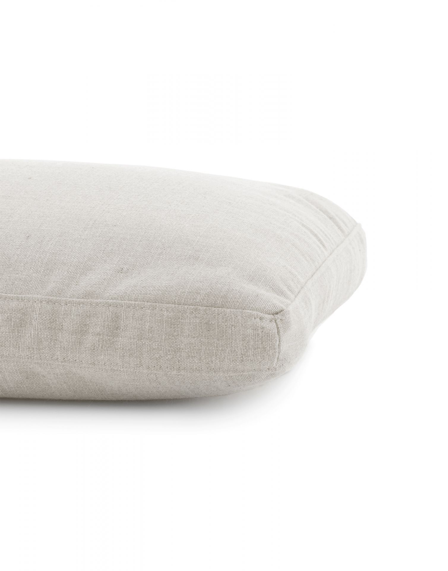 Detailaufnahme eines beigen Outdoor Kissens von Kartell, ideal für Gartenmöbel und Terrassen.
