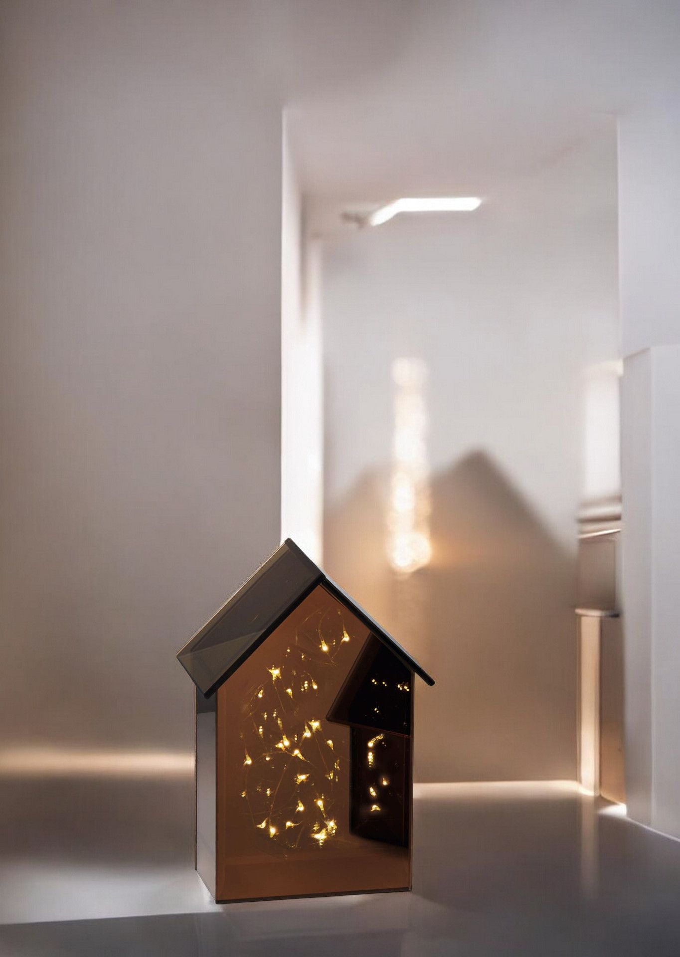 Nahaufnahme des Light House von Philippi, ein dekoratives Leuchthaus mit warmweißen Lichtern.