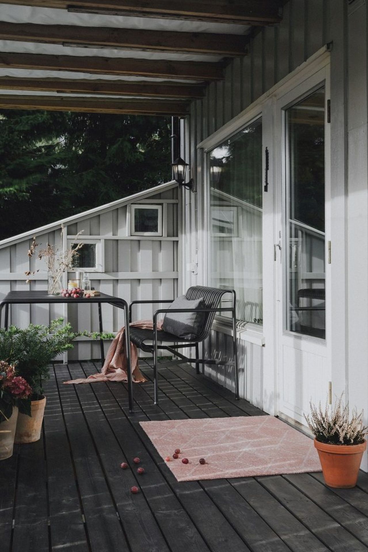 Helle Hagl Fußmatte auf dunkler Holzterrasse, ideal für drinnen und draußen. Heymat Fußabtreter.