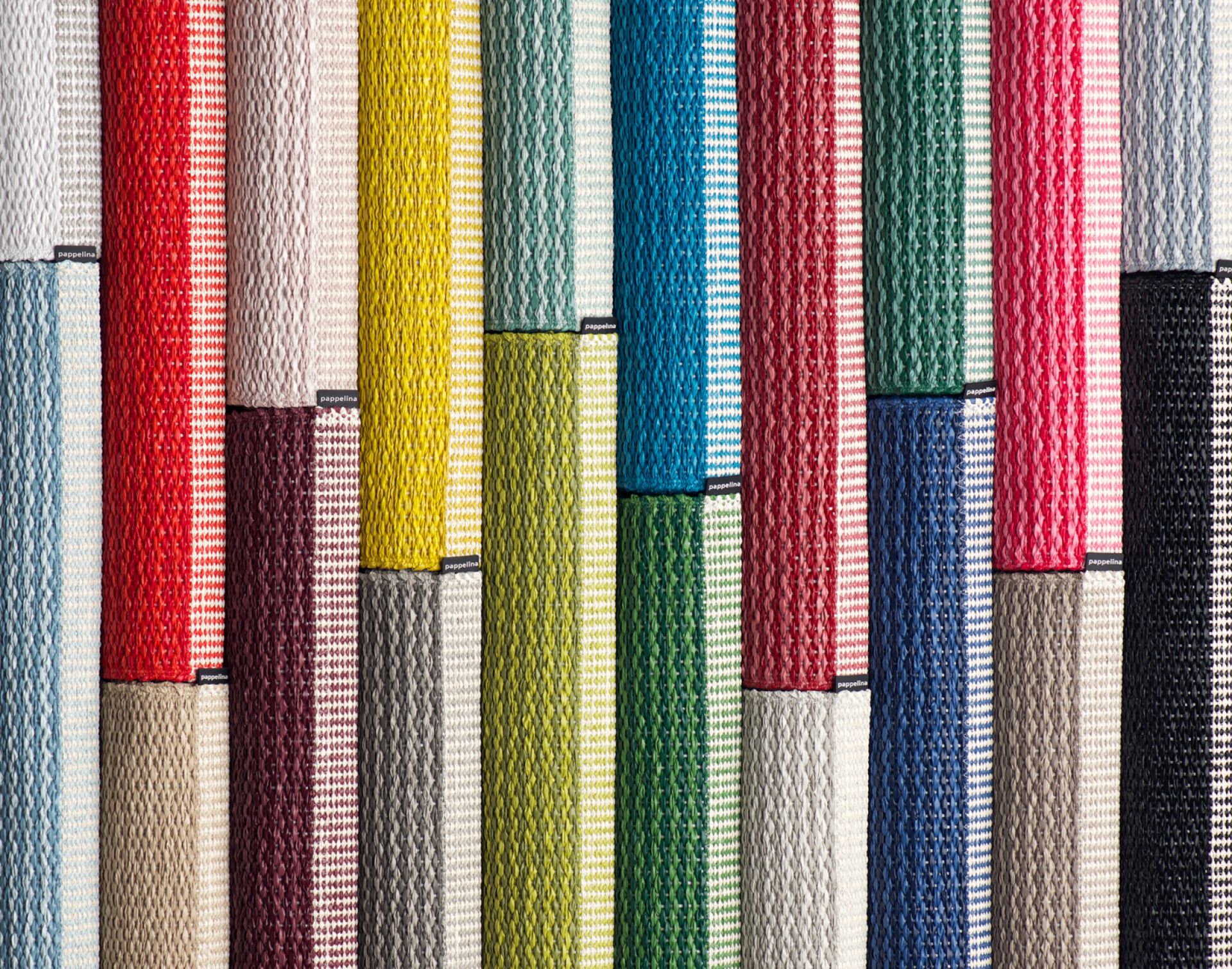 Detailaufnahme verschiedenfarbiger Pappelina Kunststoffteppiche, ideal als Küchenteppich oder Badteppich.