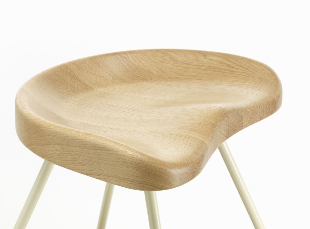 Nahaufnahme: Tabouret Hocker mit hellem Holz-Sitz und filigranem Metallgestell von Vitra.