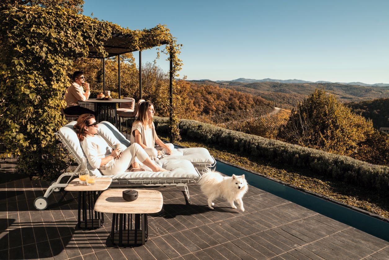 BC 09 Basket Beistelltisch von Janua aus Travatin Sriato neben Outdoor-Liegen auf Terrasse.