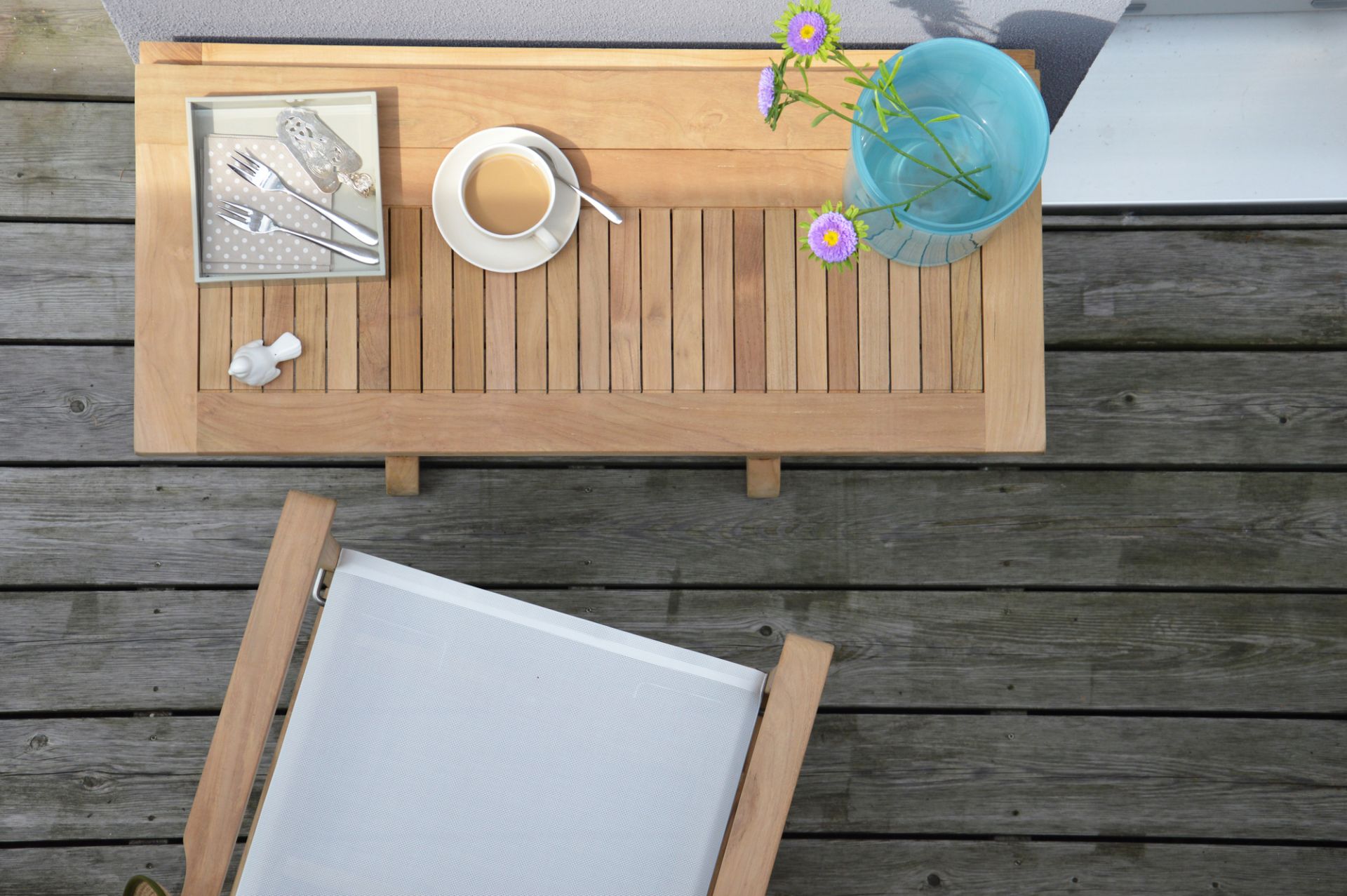 City Klapptisch/Balkontisch Natur von Jan Kurtz mit Kaffeetasse und Dekoration auf Holzterrasse.