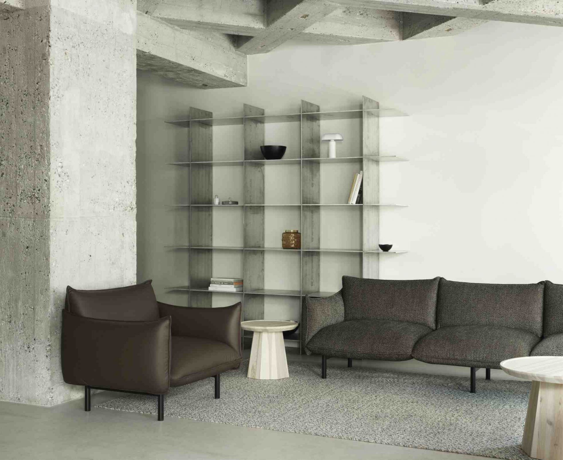 Brauner Ark Lounge Chair Sessel von Normann Copenhagen in modernem Wohnzimmer mit Regal.