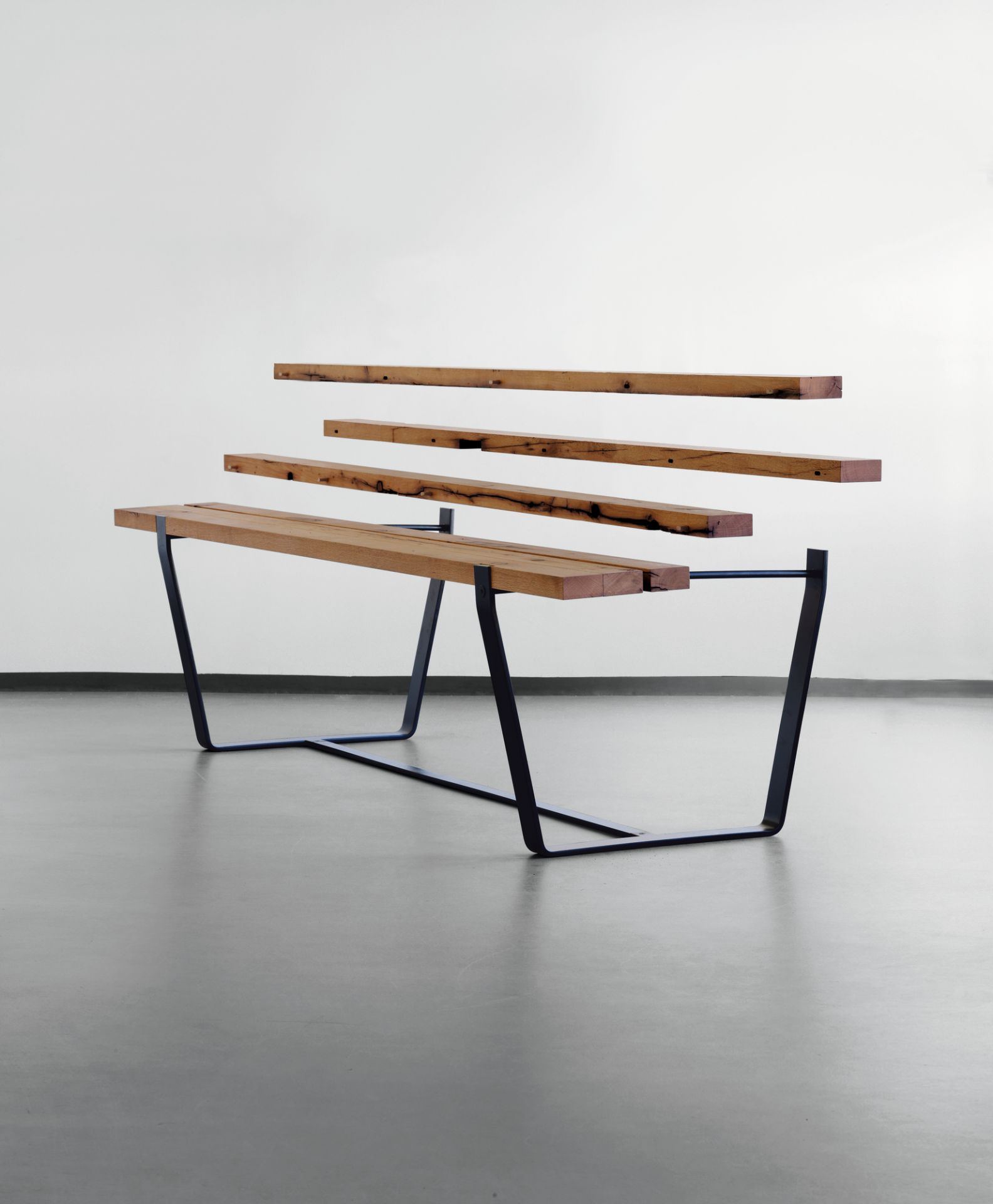 Janua BB 11 Clamp Tisch aus Eiche, roh/geölt, mit schwarzem Metallgestell. Moderner Esstisch.