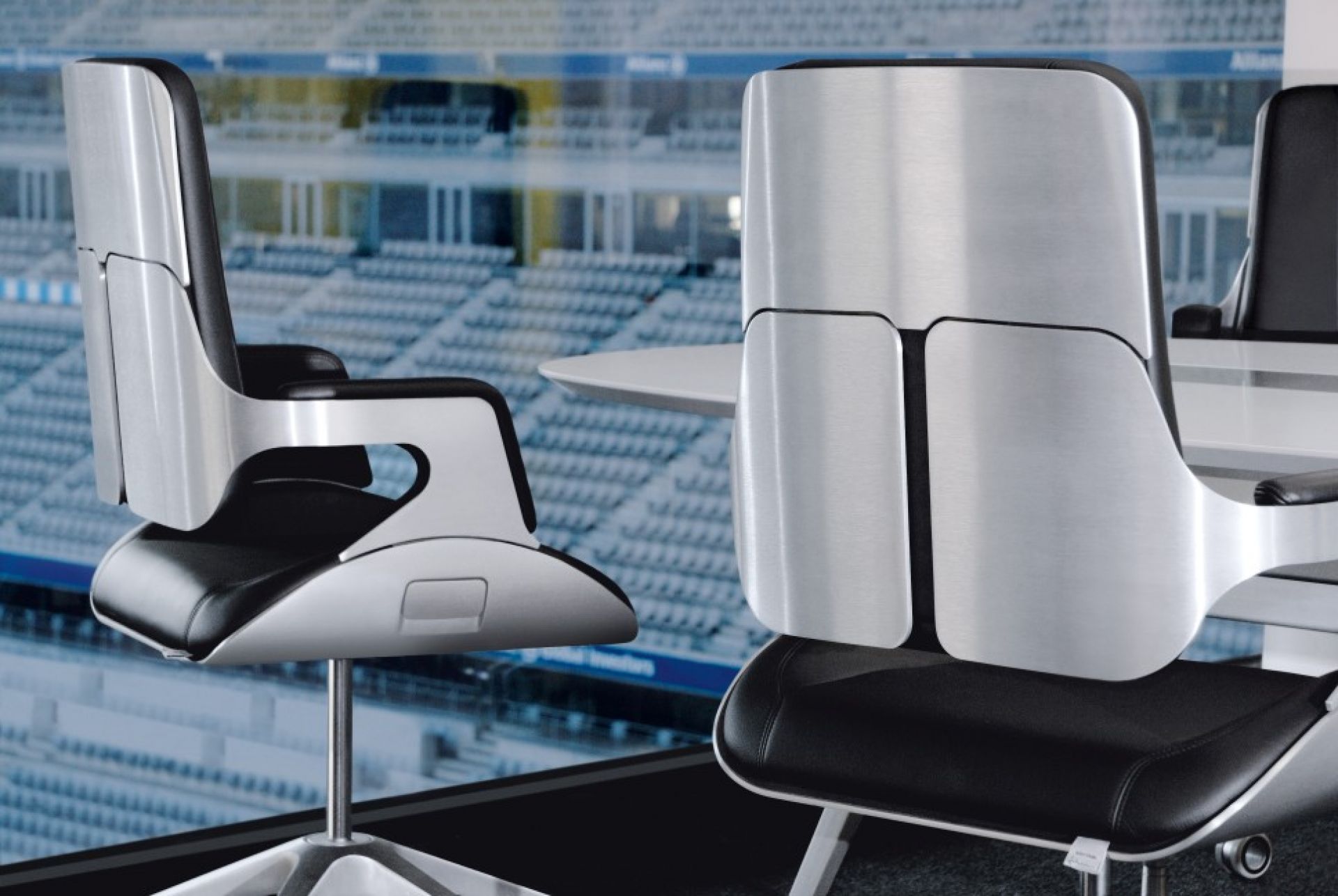 Silver SV10P Interstuhl Bürodrehstuhl mit mittelhoher Rückenlehne, silbernem Gestell und schwarzem Lederbezug.