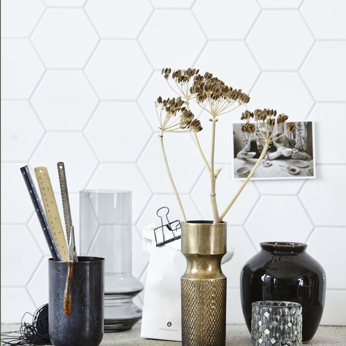 Dekorative Szene mit Linealen im Stifthalter, darunter ein Ruler Lineal von House Doctor.