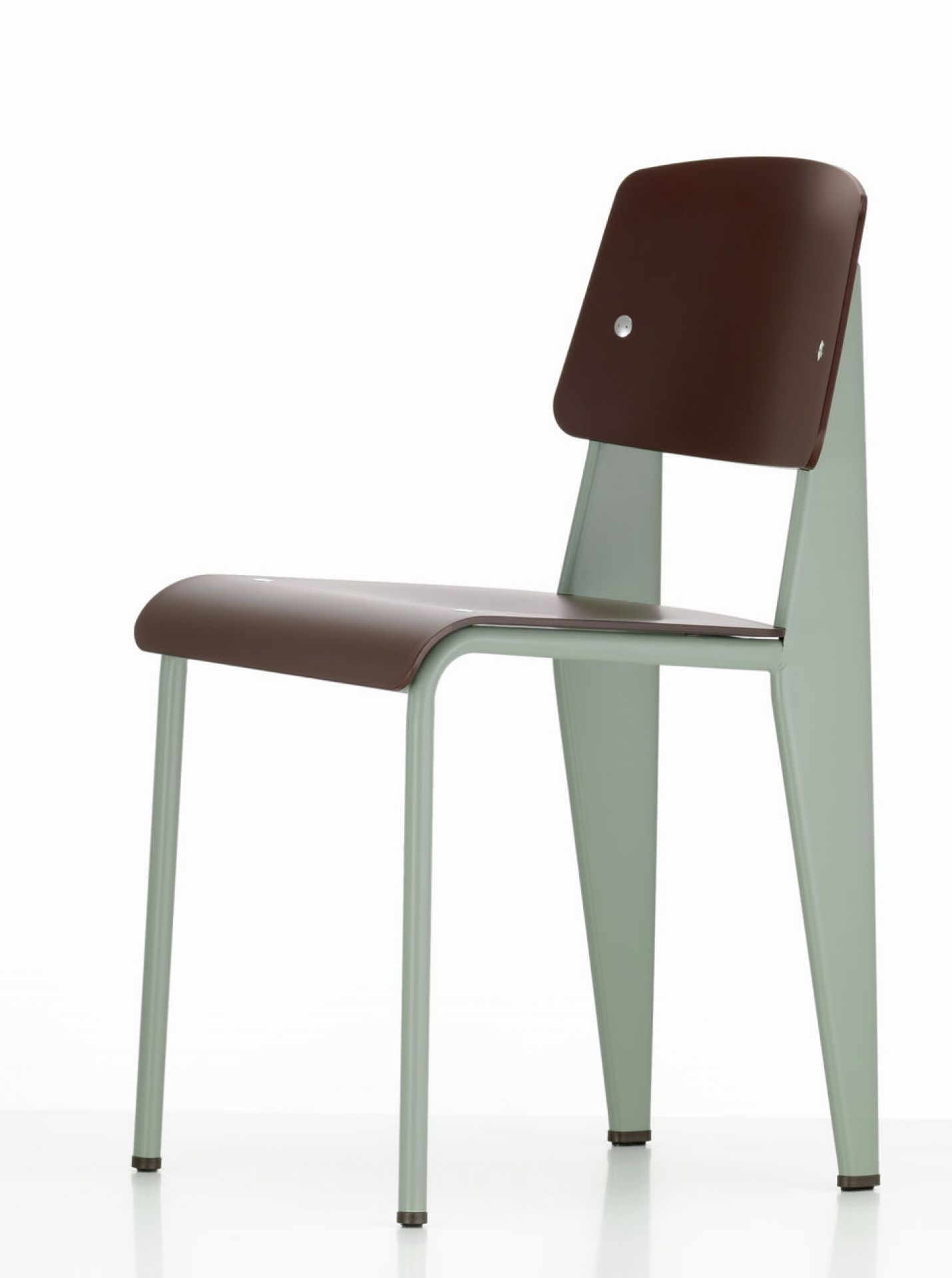 Vitra Standard Stuhl mit brauner Sitzfläche und Rückenlehne, hellgrünes Stahlgestell. Designklassiker für Esszimmer.
