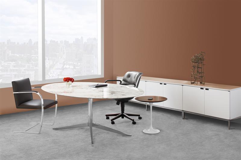 Florence Oval Table von Knoll International mit Marmorplatte und Chromfuß in Büroumgebung.