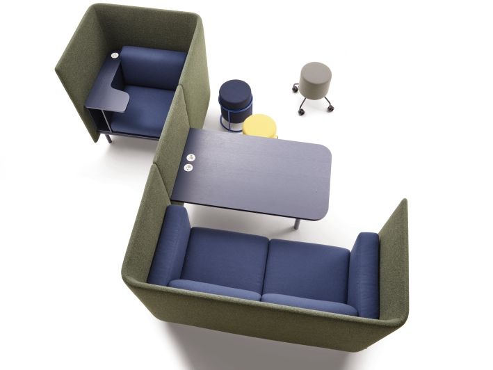 Floater Sofa: Modernes 2-Sitzer Sofa von Cor mit grüner Umrandung und blauen Sitzflächen.